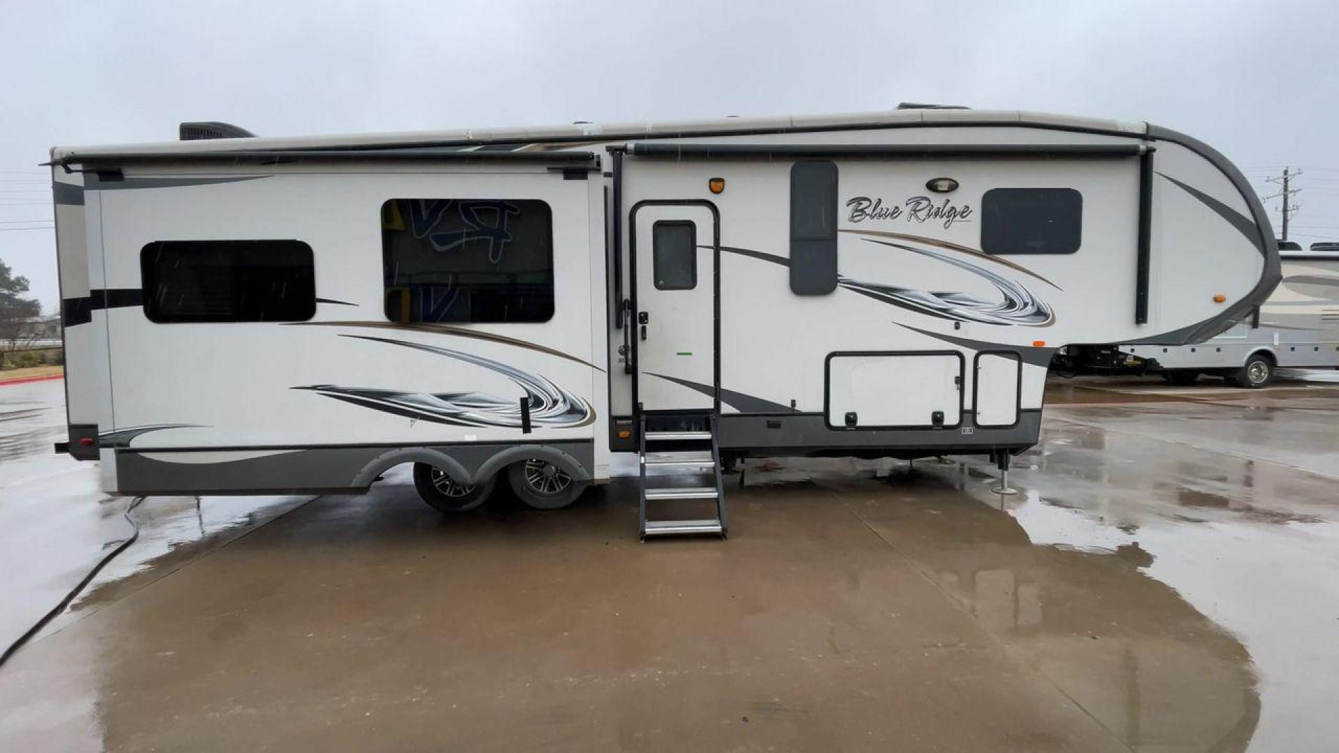 2014 TAN BLUE RIDGE 3025RL (4X4FBLF29EG) , Length: 35.5 ft. | Dry Weight: 11,614 lbs. | Gross Weight: 14,090 lbs. | Slides: 3 transmission, located at 4319 N Main St, Cleburne, TX, 76033, (817) 678-5133, 32.385960, -97.391212 - This 2014 Forest River Fifth Wheel measures 35.5 feet long and just over 8 feet wide with a dry weight of 11,614 lbs. It has a GVWR of 14,090 lbs and a hitch weight of 2,090 lbs. This unit has automatic heating and cooling rated at 35,000 and 15,000 BTUs, respectively. The exterior of this unit is a - Photo#2