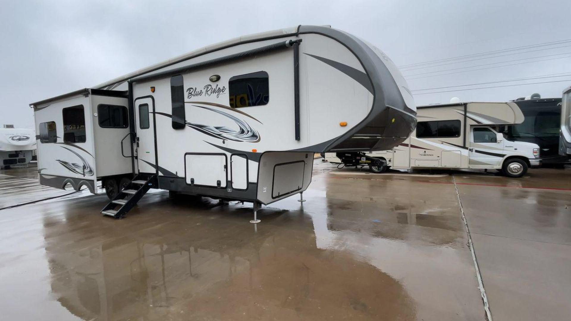 2014 TAN BLUE RIDGE 3025RL (4X4FBLF29EG) , Length: 35.5 ft. | Dry Weight: 11,614 lbs. | Gross Weight: 14,090 lbs. | Slides: 3 transmission, located at 4319 N Main St, Cleburne, TX, 76033, (817) 678-5133, 32.385960, -97.391212 - This 2014 Forest River Fifth Wheel measures 35.5 feet long and just over 8 feet wide with a dry weight of 11,614 lbs. It has a GVWR of 14,090 lbs and a hitch weight of 2,090 lbs. This unit has automatic heating and cooling rated at 35,000 and 15,000 BTUs, respectively. The exterior of this unit is a - Photo#3