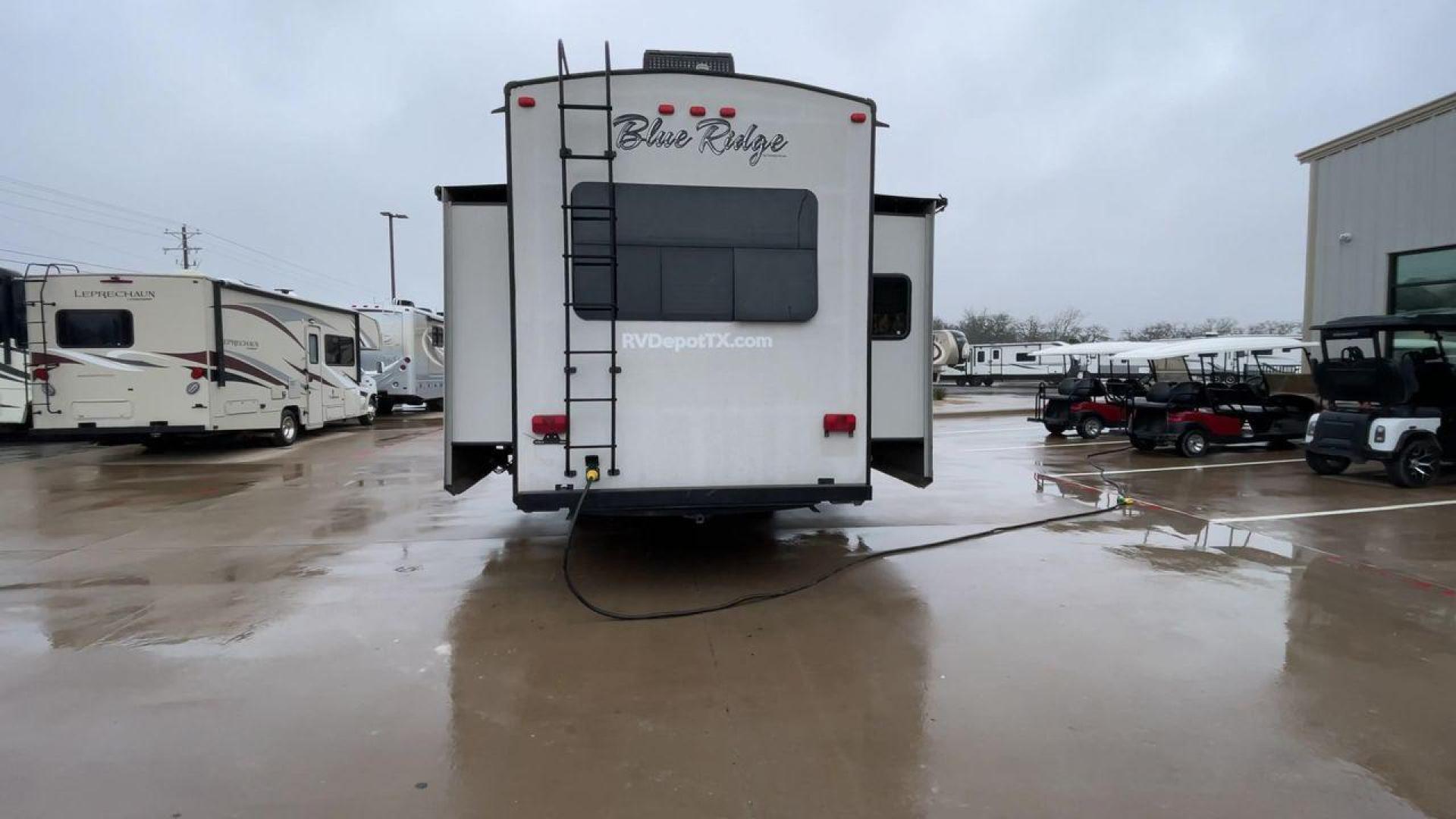 2014 TAN BLUE RIDGE 3025RL (4X4FBLF29EG) , Length: 35.5 ft. | Dry Weight: 11,614 lbs. | Gross Weight: 14,090 lbs. | Slides: 3 transmission, located at 4319 N Main St, Cleburne, TX, 76033, (817) 678-5133, 32.385960, -97.391212 - This 2014 Forest River Fifth Wheel measures 35.5 feet long and just over 8 feet wide with a dry weight of 11,614 lbs. It has a GVWR of 14,090 lbs and a hitch weight of 2,090 lbs. This unit has automatic heating and cooling rated at 35,000 and 15,000 BTUs, respectively. The exterior of this unit is a - Photo#8