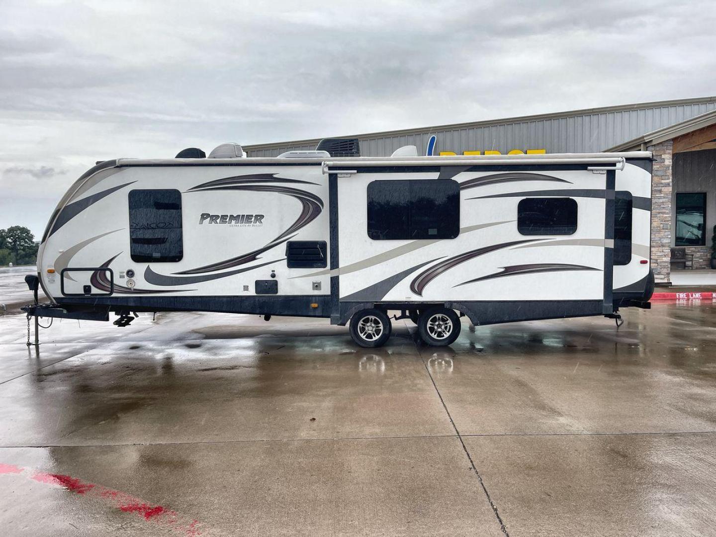 2014 BULLET 30RLPR - (4YDT30R29ED) , Length: 33.75 ft. | Dry Weight: 5,828 lbs. | Gross Weight: 7,600 lbs. | Slides: 1 transmission, located at 4319 N Main St, Cleburne, TX, 76033, (817) 678-5133, 32.385960, -97.391212 - Photo#24