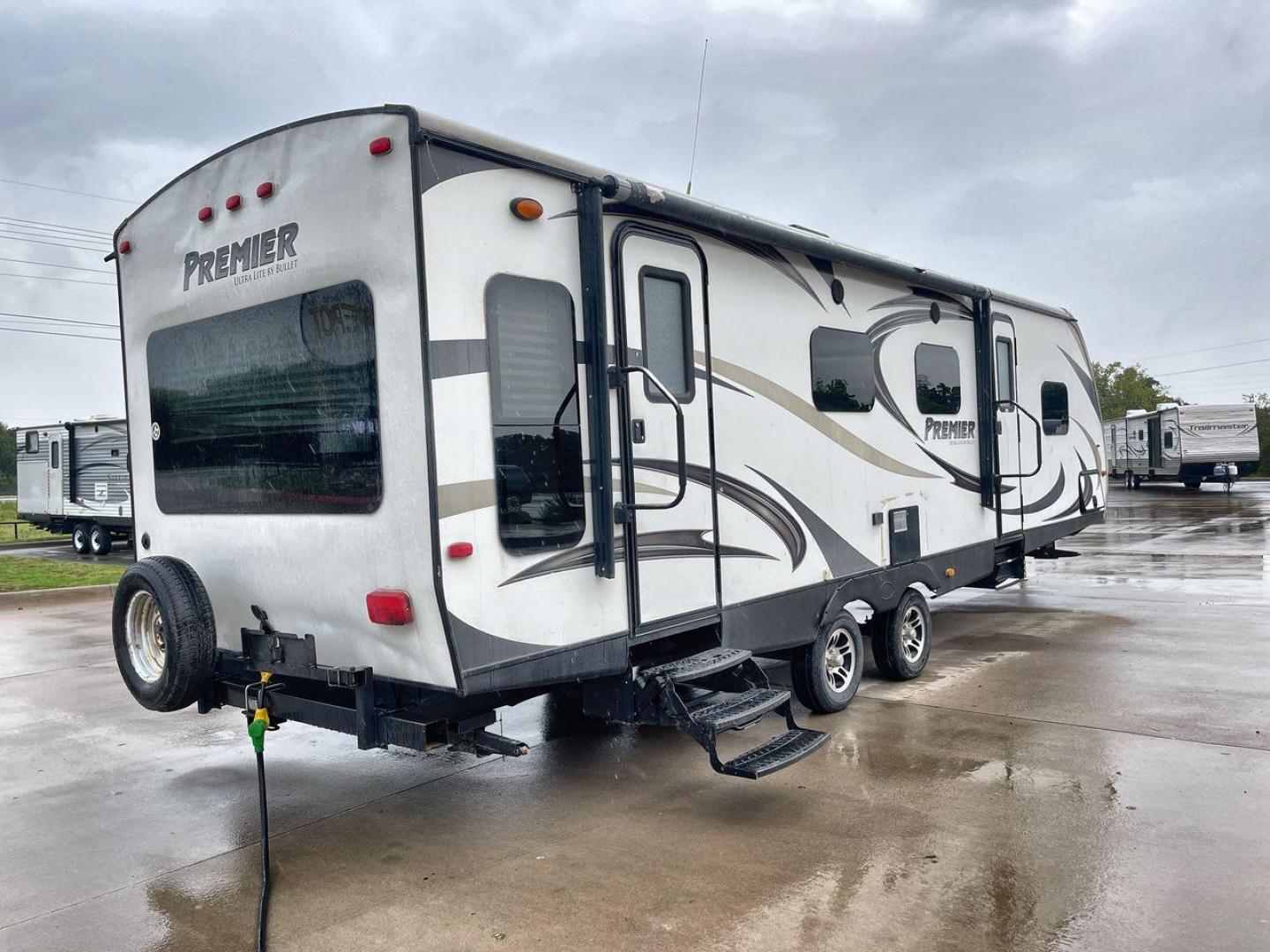 2014 BULLET 30RLPR - (4YDT30R29ED) , Length: 33.75 ft. | Dry Weight: 5,828 lbs. | Gross Weight: 7,600 lbs. | Slides: 1 transmission, located at 4319 N Main St, Cleburne, TX, 76033, (817) 678-5133, 32.385960, -97.391212 - Photo#25