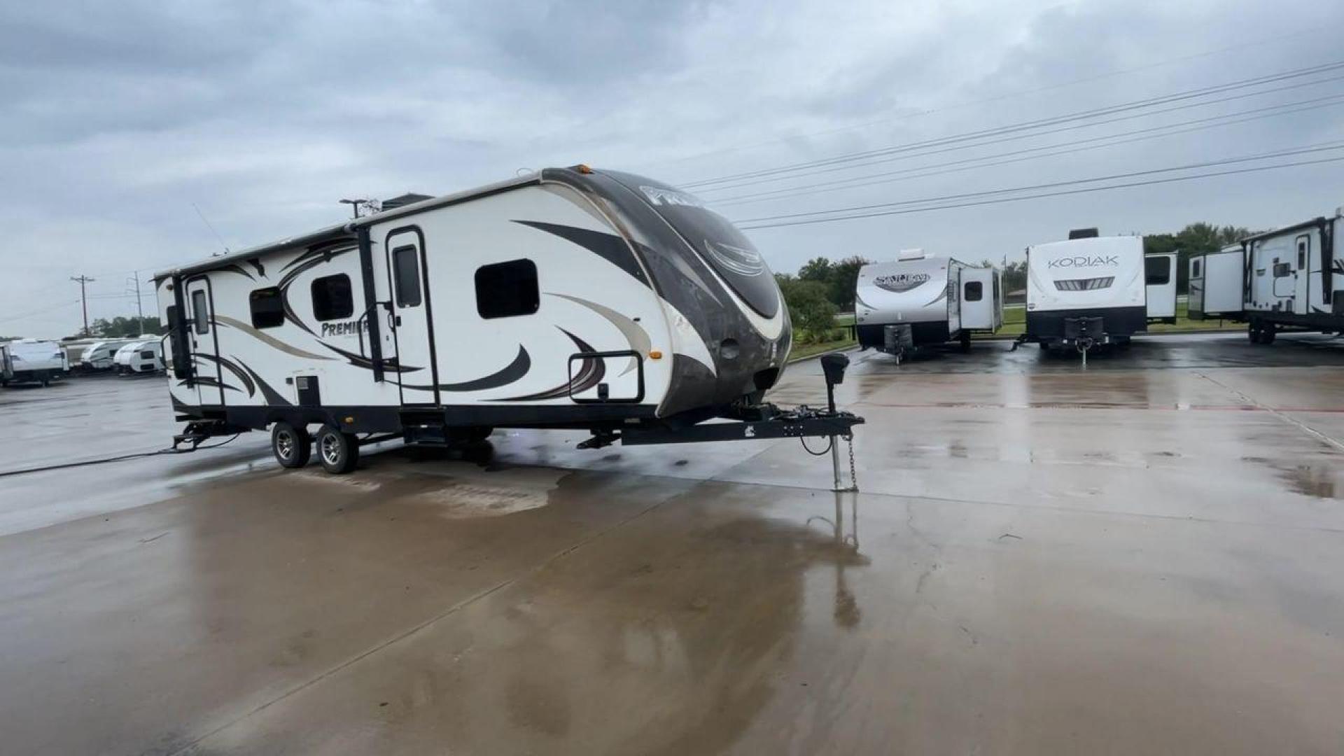 2014 BULLET 30RLPR - (4YDT30R29ED) , Length: 33.75 ft. | Dry Weight: 5,828 lbs. | Gross Weight: 7,600 lbs. | Slides: 1 transmission, located at 4319 N Main St, Cleburne, TX, 76033, (817) 678-5133, 32.385960, -97.391212 - Photo#3