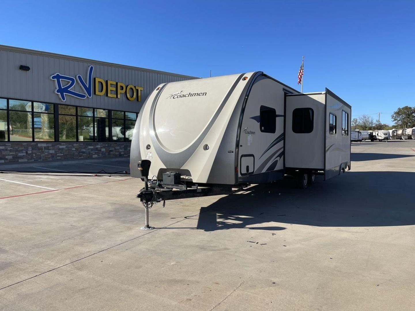 2014 TAN FOREST RIVER FREEDOM EXPRESS 292B (5ZT2FEUB1EA) , Length: 33.42 ft | Dry Weight: 5,492 lbs. | Slides: X transmission, located at 4319 N Main St, Cleburne, TX, 76033, (817) 678-5133, 32.385960, -97.391212 - Photo#0