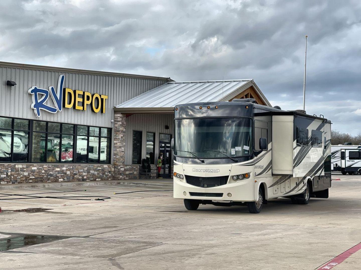 2014 FOREST RIVER GEORGETOWN 328TS (1F66F5DY7E0) , Length: 34.33 ft. | Gross Weight: 20,500 lbs. | Slides: 3 transmission, located at 4319 N Main St, Cleburne, TX, 76033, (817) 678-5133, 32.385960, -97.391212 - Photo#0