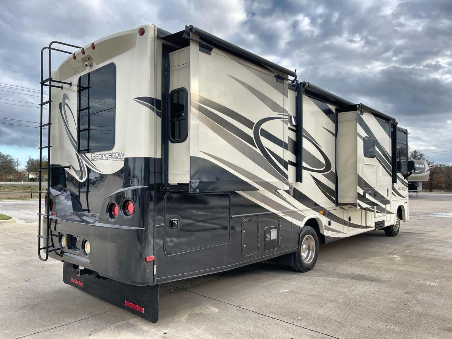 2014 FOREST RIVER GEORGETOWN 328TS (1F66F5DY7E0) , Length: 34.33 ft. | Gross Weight: 20,500 lbs. | Slides: 3 transmission, located at 4319 N Main St, Cleburne, TX, 76033, (817) 678-5133, 32.385960, -97.391212 - Photo#24