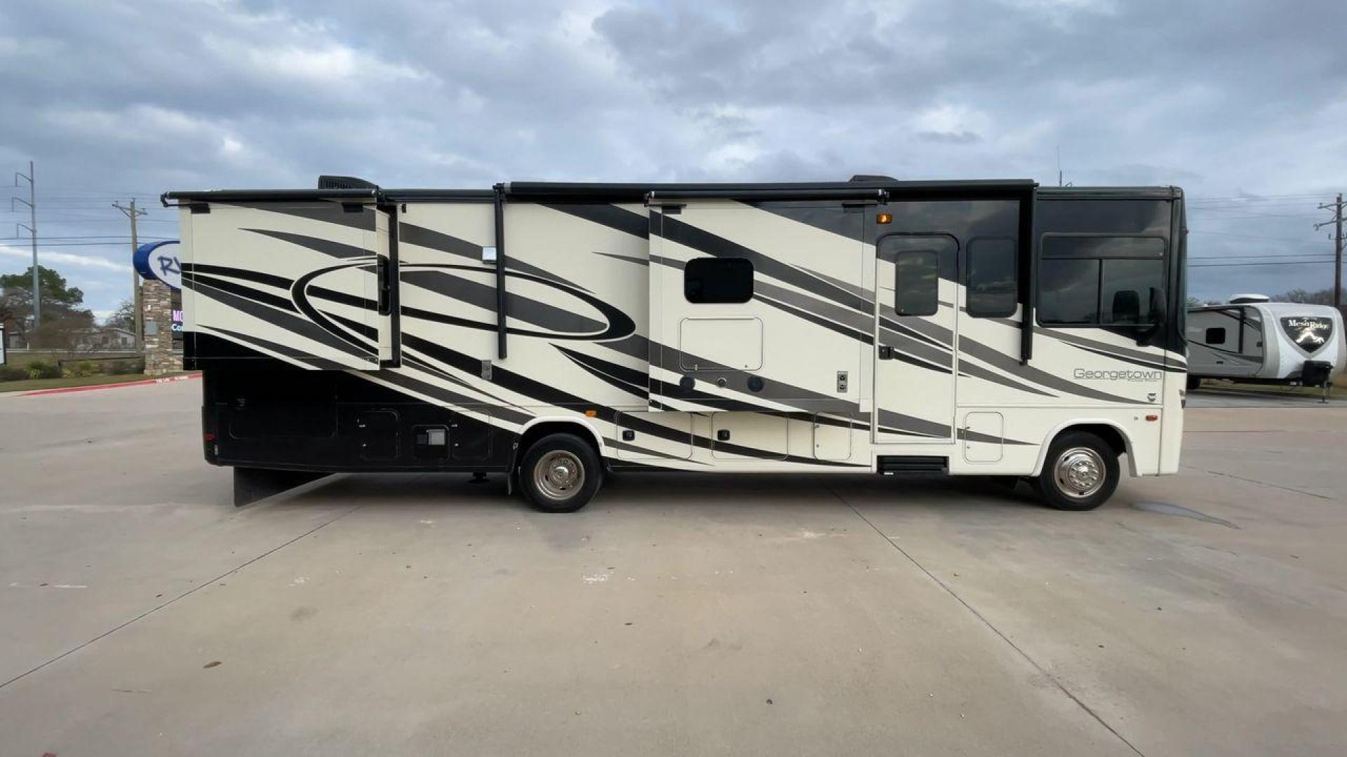 2014 FOREST RIVER GEORGETOWN 328TS (1F66F5DY7E0) , Length: 34.33 ft. | Gross Weight: 20,500 lbs. | Slides: 3 transmission, located at 4319 N Main St, Cleburne, TX, 76033, (817) 678-5133, 32.385960, -97.391212 - Photo#2