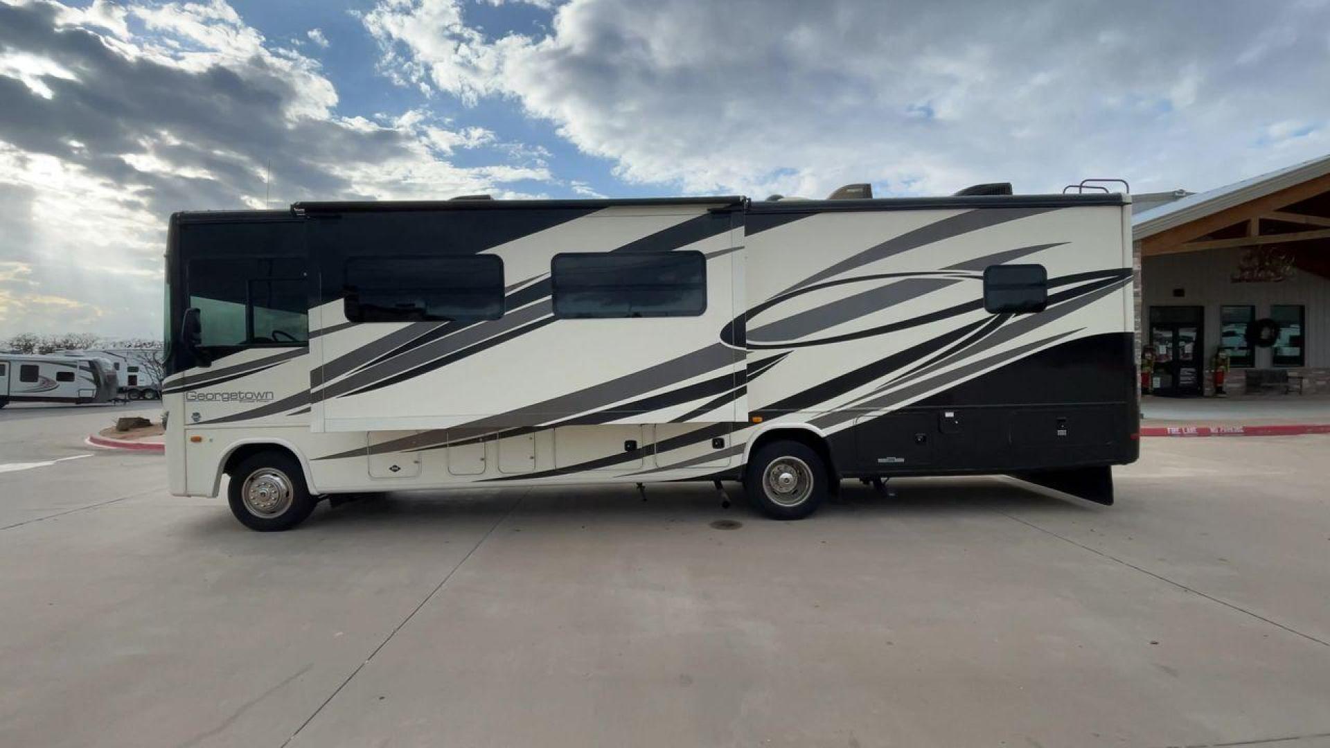 2014 FOREST RIVER GEORGETOWN 328TS (1F66F5DY7E0) , Length: 34.33 ft. | Gross Weight: 20,500 lbs. | Slides: 3 transmission, located at 4319 N Main St, Cleburne, TX, 76033, (817) 678-5133, 32.385960, -97.391212 - Photo#6