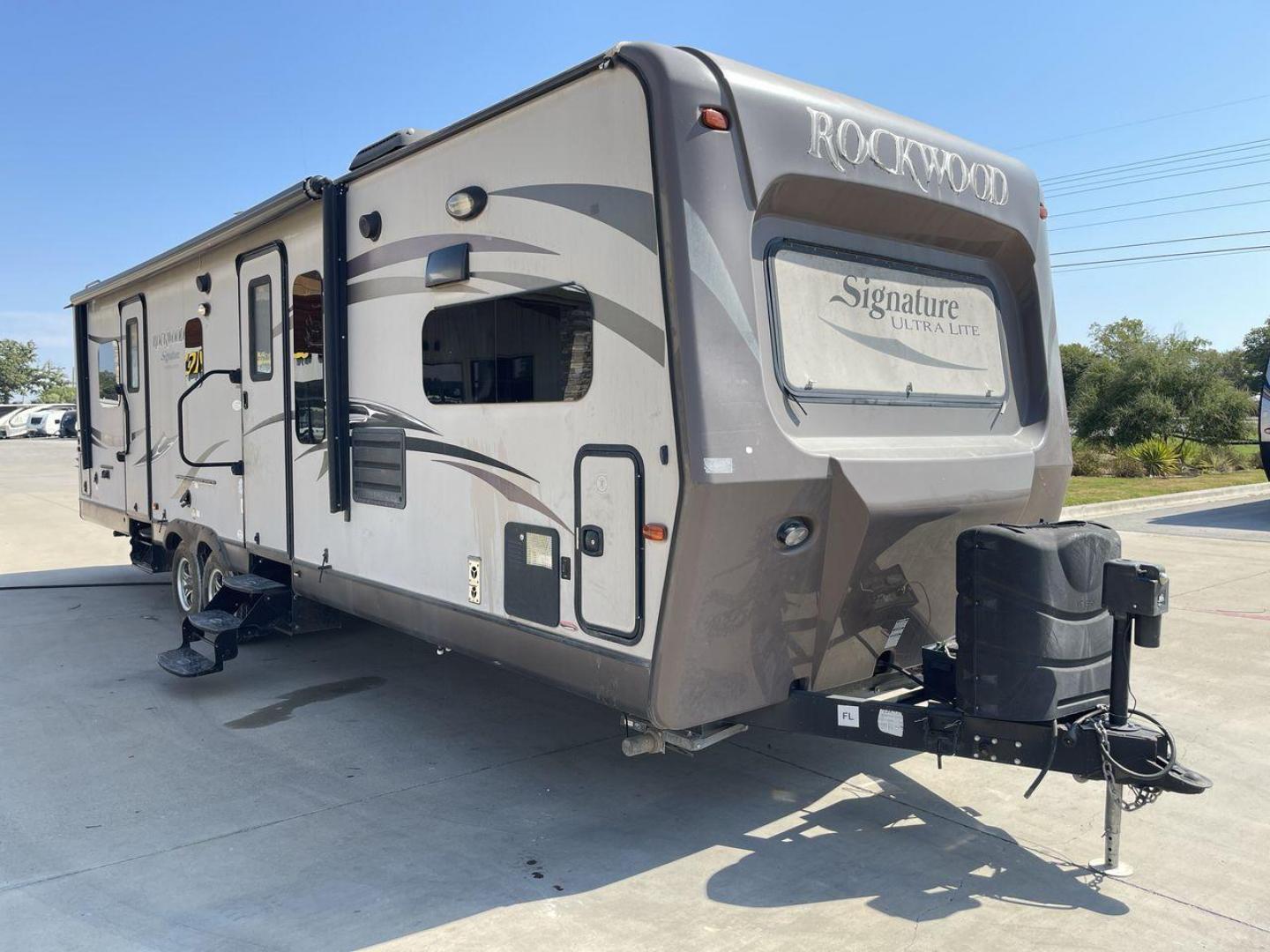 2014 WHITE FOREST RIVER ROCKWOOD 8315BBS (4X4TRLG29E1) , Length: 34.75 ft. | Dry Weight: 6,843 lbs.| Slides: 2 transmission, located at 4319 N Main St, Cleburne, TX, 76033, (817) 678-5133, 32.385960, -97.391212 - Are you looking for a camper to accommodate the whole family and invite a few of your friends? Then the 2014 Forest River Rockwood 8315BBS travel trailer is an ideal pick for you! This camper measures just 34.75 ft in length, 8 ft in width, 9.83 ft in height, and 6.67 ft in interior height. It has a - Photo#22