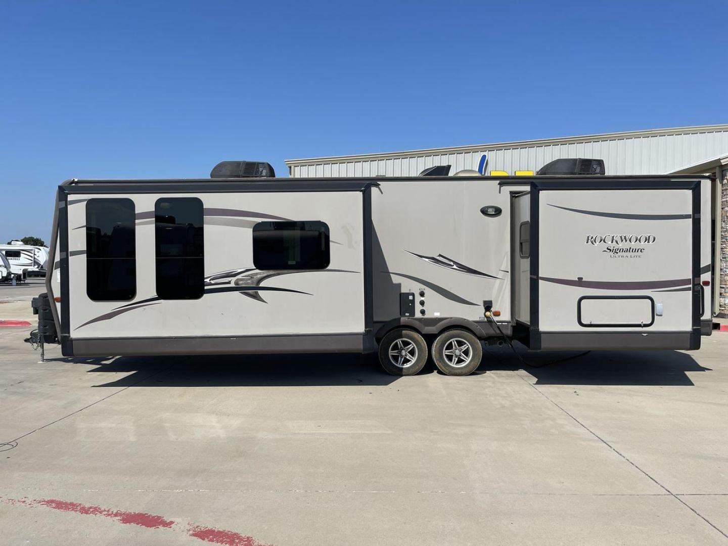 2014 WHITE FOREST RIVER ROCKWOOD 8315BBS (4X4TRLG29E1) , Length: 34.75 ft. | Dry Weight: 6,843 lbs.| Slides: 2 transmission, located at 4319 N Main St, Cleburne, TX, 76033, (817) 678-5133, 32.385960, -97.391212 - Are you looking for a camper to accommodate the whole family and invite a few of your friends? Then the 2014 Forest River Rockwood 8315BBS travel trailer is an ideal pick for you! This camper measures just 34.75 ft in length, 8 ft in width, 9.83 ft in height, and 6.67 ft in interior height. It has a - Photo#23