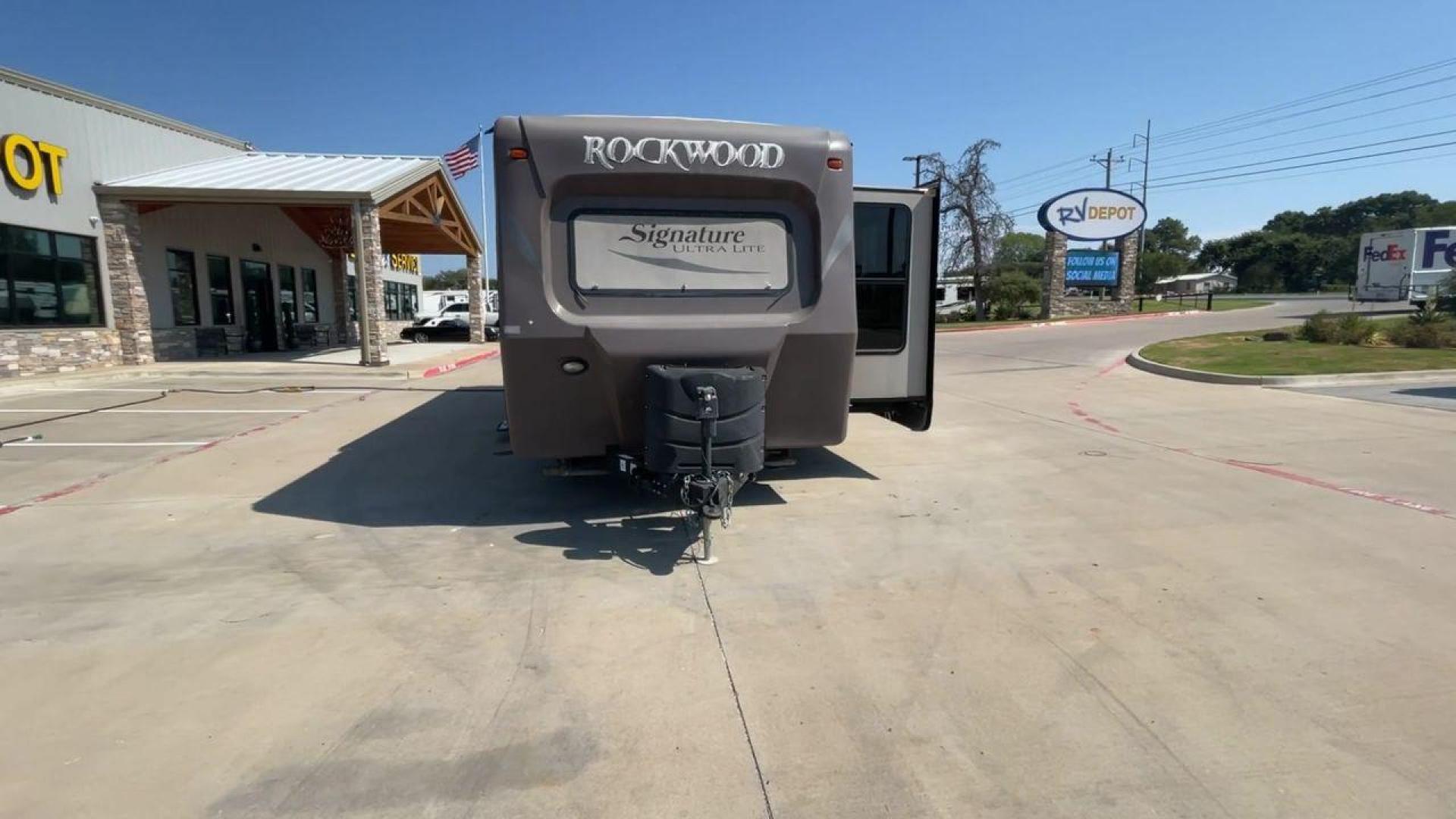 2014 WHITE FOREST RIVER ROCKWOOD 8315BBS (4X4TRLG29E1) , Length: 34.75 ft. | Dry Weight: 6,843 lbs.| Slides: 2 transmission, located at 4319 N Main St, Cleburne, TX, 76033, (817) 678-5133, 32.385960, -97.391212 - Are you looking for a camper to accommodate the whole family and invite a few of your friends? Then the 2014 Forest River Rockwood 8315BBS travel trailer is an ideal pick for you! This camper measures just 34.75 ft in length, 8 ft in width, 9.83 ft in height, and 6.67 ft in interior height. It has a - Photo#4