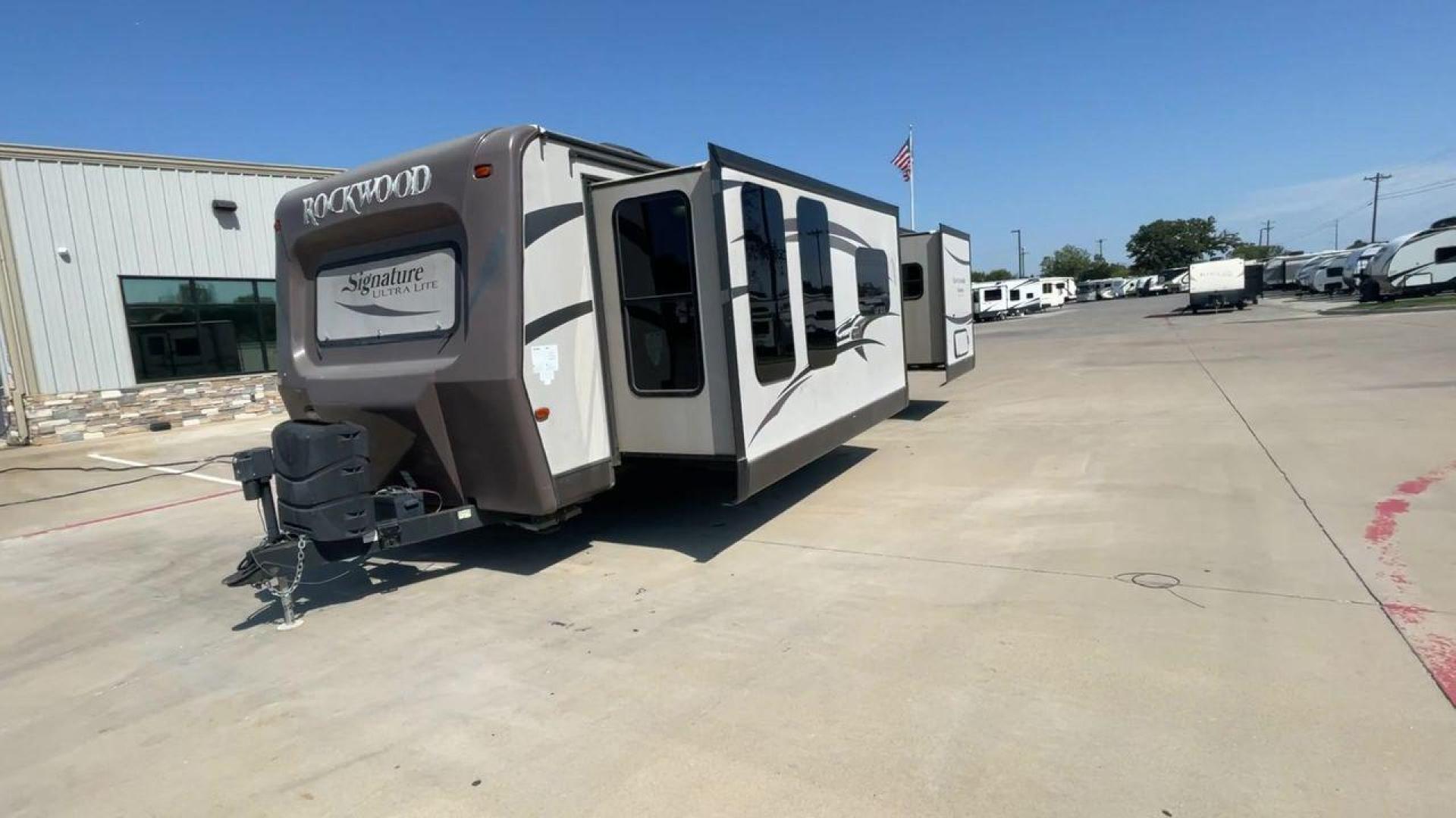 2014 WHITE FOREST RIVER ROCKWOOD 8315BBS (4X4TRLG29E1) , Length: 34.75 ft. | Dry Weight: 6,843 lbs.| Slides: 2 transmission, located at 4319 N Main St, Cleburne, TX, 76033, (817) 678-5133, 32.385960, -97.391212 - Are you looking for a camper to accommodate the whole family and invite a few of your friends? Then the 2014 Forest River Rockwood 8315BBS travel trailer is an ideal pick for you! This camper measures just 34.75 ft in length, 8 ft in width, 9.83 ft in height, and 6.67 ft in interior height. It has a - Photo#5