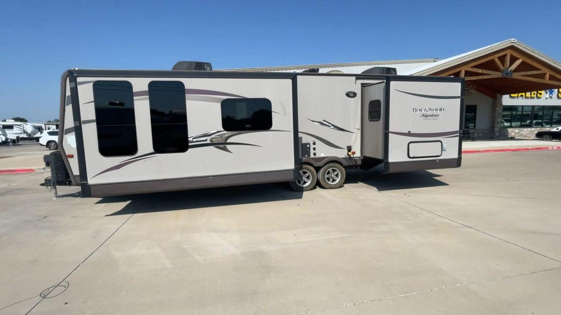 2014 WHITE FOREST RIVER ROCKWOOD 8315BBS (4X4TRLG29E1) , Length: 34.75 ft. | Dry Weight: 6,843 lbs.| Slides: 2 transmission, located at 4319 N Main St, Cleburne, TX, 76033, (817) 678-5133, 32.385960, -97.391212 - Are you looking for a camper to accommodate the whole family and invite a few of your friends? Then the 2014 Forest River Rockwood 8315BBS travel trailer is an ideal pick for you! This camper measures just 34.75 ft in length, 8 ft in width, 9.83 ft in height, and 6.67 ft in interior height. It has a - Photo#6