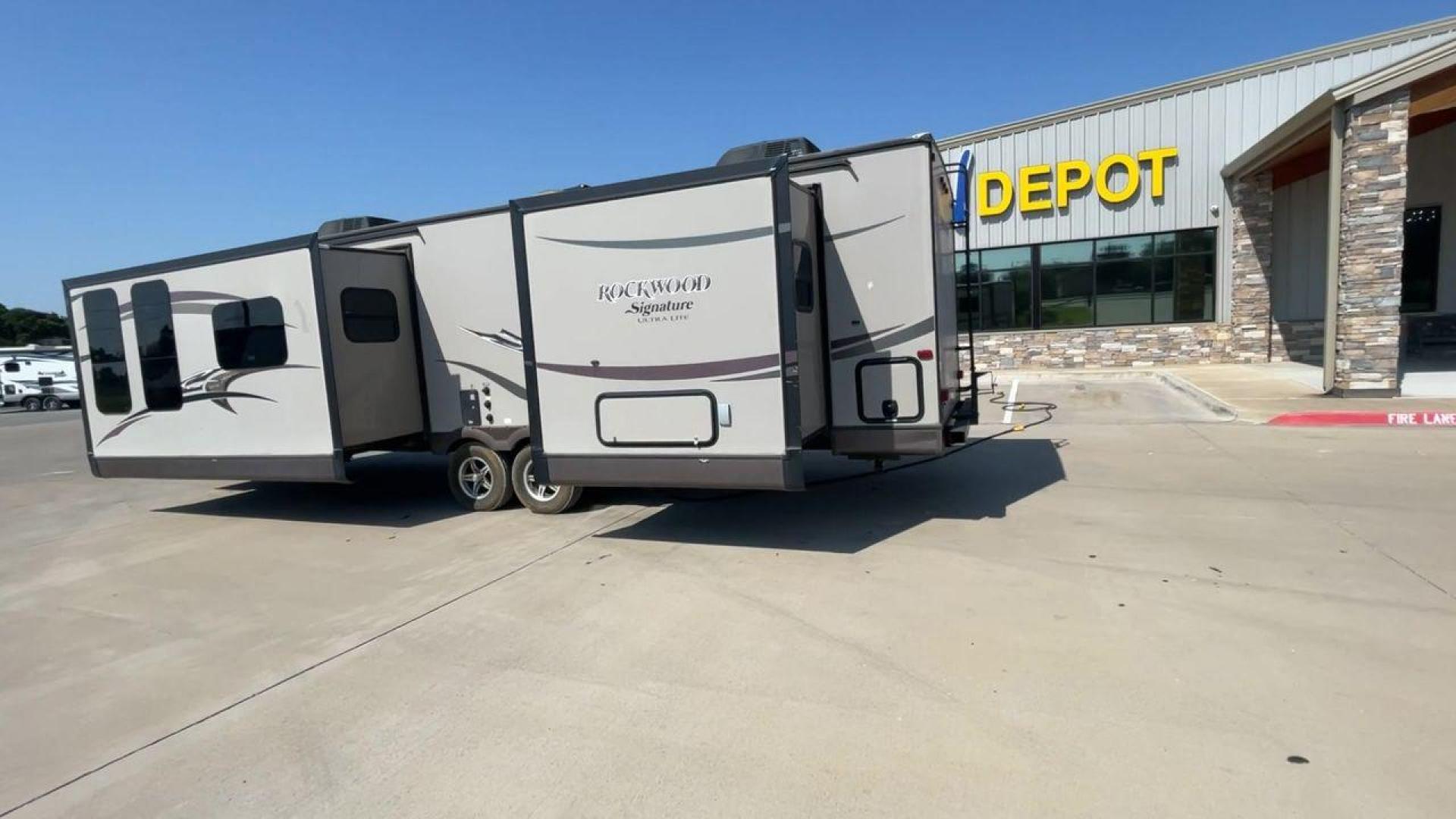 2014 WHITE FOREST RIVER ROCKWOOD 8315BBS (4X4TRLG29E1) , Length: 34.75 ft. | Dry Weight: 6,843 lbs.| Slides: 2 transmission, located at 4319 N Main St, Cleburne, TX, 76033, (817) 678-5133, 32.385960, -97.391212 - Are you looking for a camper to accommodate the whole family and invite a few of your friends? Then the 2014 Forest River Rockwood 8315BBS travel trailer is an ideal pick for you! This camper measures just 34.75 ft in length, 8 ft in width, 9.83 ft in height, and 6.67 ft in interior height. It has a - Photo#7