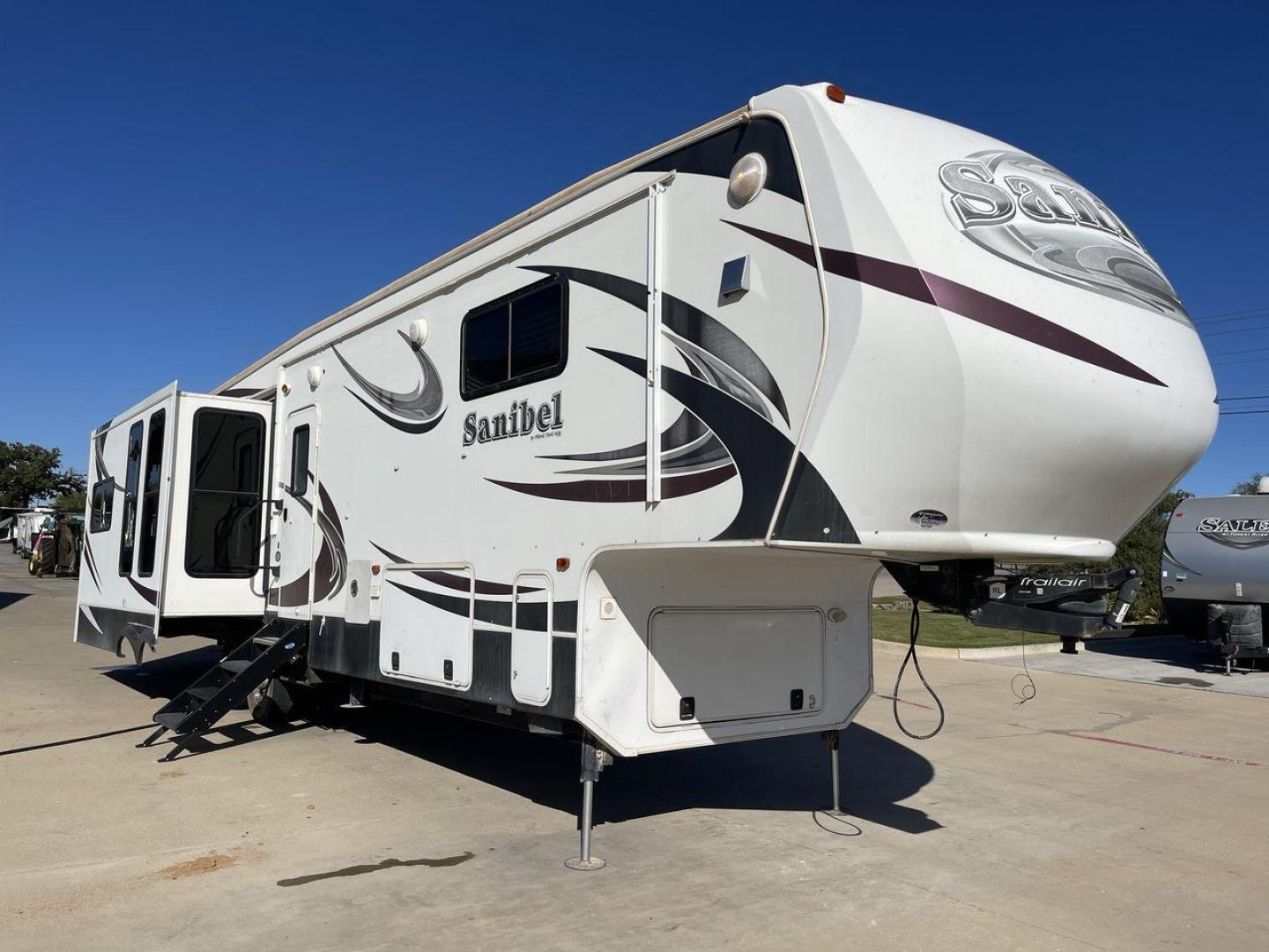 2014 WHITE FOREST RIVER SANIBEL 3600 (5ZT3SN1B8EG) , Length: 40.17 ft. | Dry Weight: 12,640 lbs. | Slides: 3 transmission, located at 4319 N Main St, Cleburne, TX, 76033, (817) 678-5133, 32.385960, -97.391212 - The 2014 Forest River Sanibel 3600 is a dual-axle aluminum wheel set-up measuring 40.17 ft. in length. It has a dry weight of 12,640 lbs. with a payload capacity of 2,801 lbs. It is made of aluminum and fiberglass. It comes equipped with 3 power-retractable slides and a whole 18-foot power-retractab - Photo#22