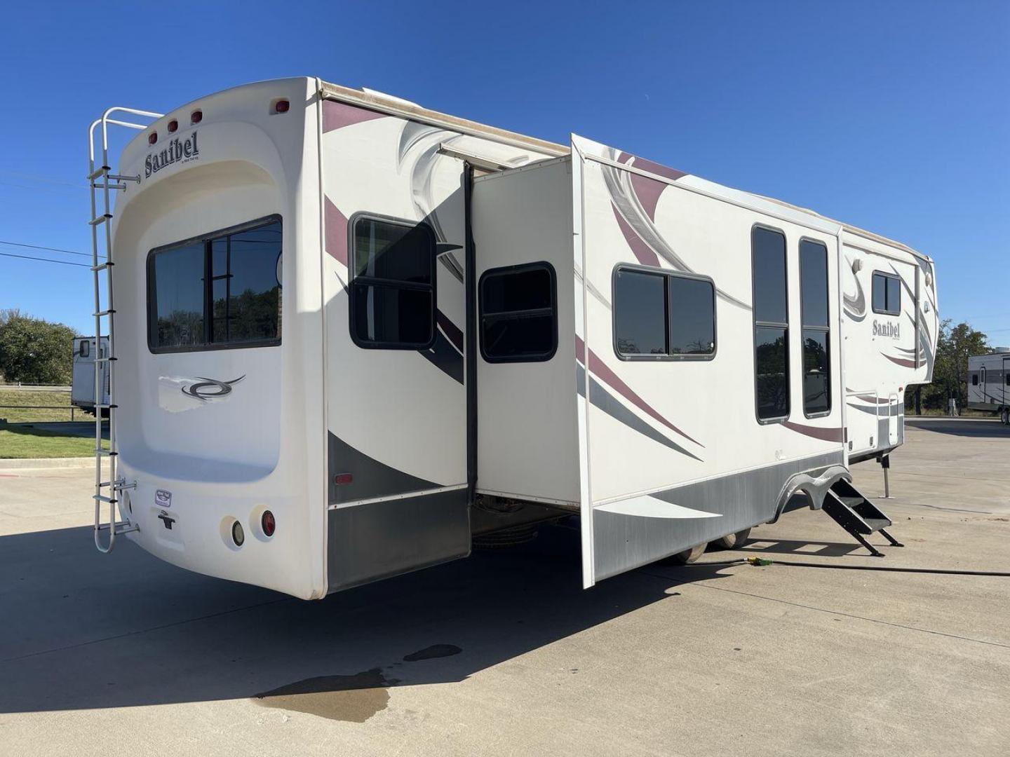 2014 WHITE FOREST RIVER SANIBEL 3600 (5ZT3SN1B8EG) , Length: 40.17 ft. | Dry Weight: 12,640 lbs. | Slides: 3 transmission, located at 4319 N Main St, Cleburne, TX, 76033, (817) 678-5133, 32.385960, -97.391212 - The 2014 Forest River Sanibel 3600 is a dual-axle aluminum wheel set-up measuring 40.17 ft. in length. It has a dry weight of 12,640 lbs. with a payload capacity of 2,801 lbs. It is made of aluminum and fiberglass. It comes equipped with 3 power-retractable slides and a whole 18-foot power-retractab - Photo#24