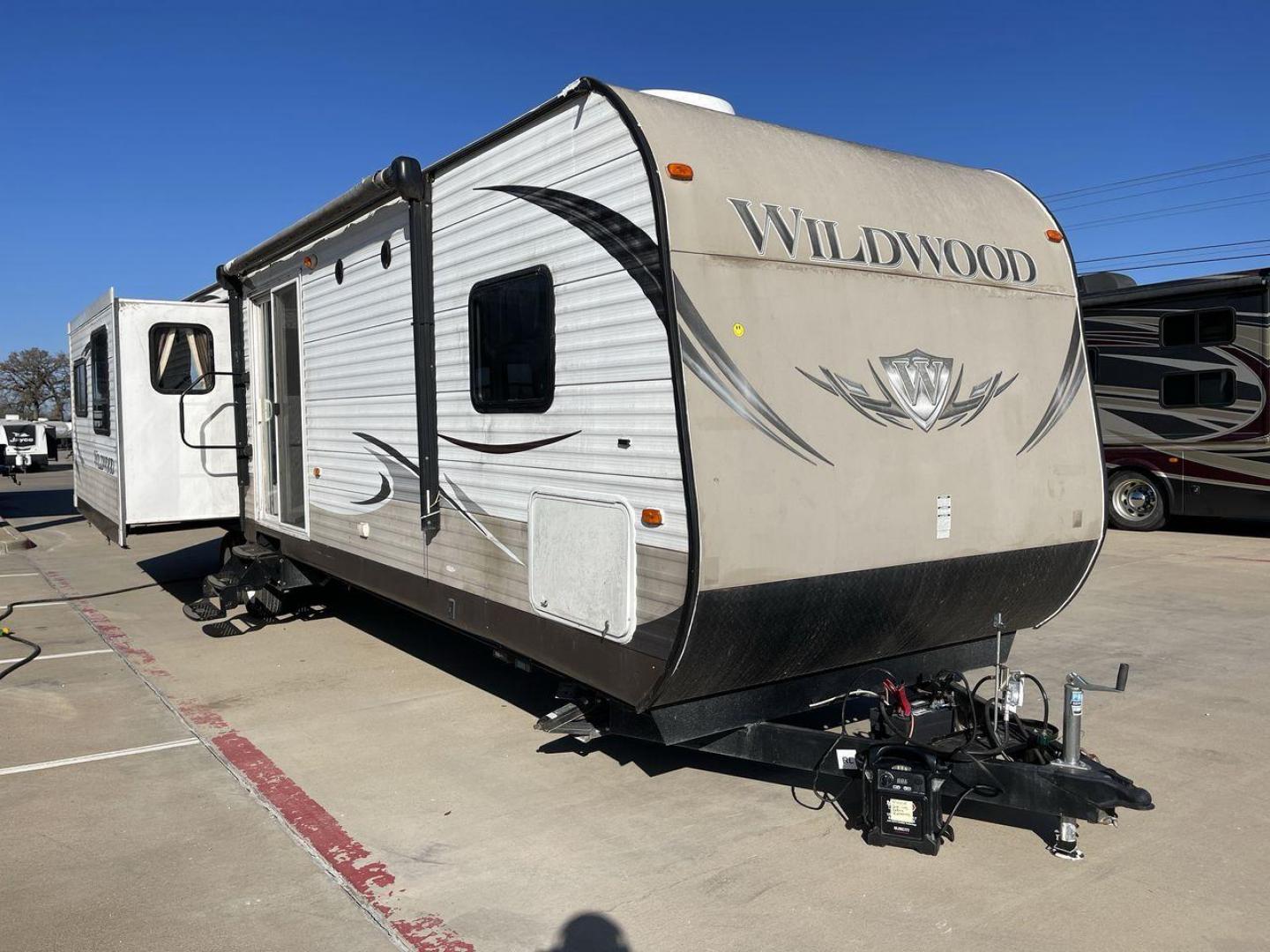 2014 WHITE FOREST RIVER WILDWOOD 37REDS (4X4TWDN28EM) , Length: 38.58 ft. | Dry Weight: 8,250 lbs. | Slides: 2 transmission, located at 4319 N Main St, Cleburne, TX, 76033, (817) 678-5133, 32.385960, -97.391212 - This 2014 Forest River Wildwood 37Reds travel trailer has 38.58 feet and 11.17 ft in height. It has a dry weight of 8,250 lbs with a payload of 2,775 lbs and a hitch weight of 925 lbs. This travel trailer is perfect for full-time living! Its exterior is painted white with hints of brown. This trave - Photo#22