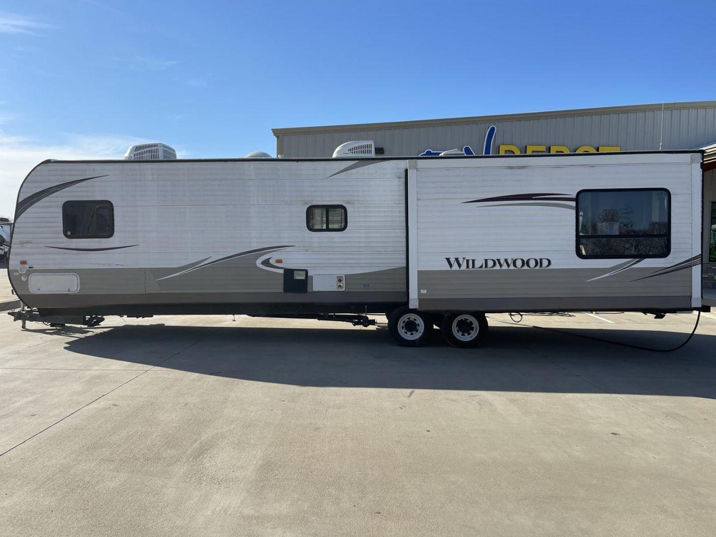 2014 WHITE FOREST RIVER WILDWOOD 37REDS (4X4TWDN28EM) , Length: 38.58 ft. | Dry Weight: 8,250 lbs. | Slides: 2 transmission, located at 4319 N Main St, Cleburne, TX, 76033, (817) 678-5133, 32.385960, -97.391212 - This 2014 Forest River Wildwood 37Reds travel trailer has 38.58 feet and 11.17 ft in height. It has a dry weight of 8,250 lbs with a payload of 2,775 lbs and a hitch weight of 925 lbs. This travel trailer is perfect for full-time living! Its exterior is painted white with hints of brown. This trave - Photo#23