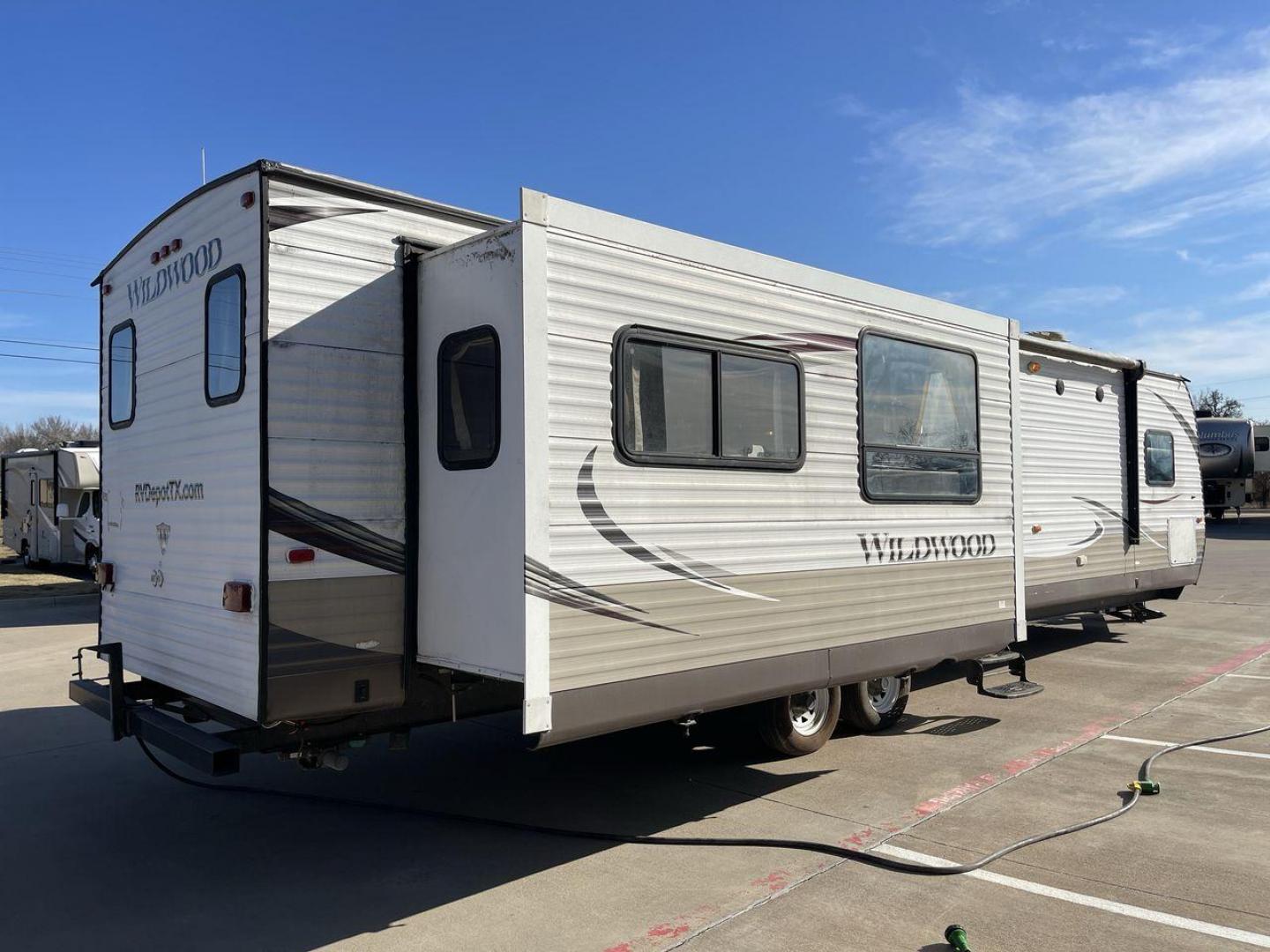 2014 WHITE FOREST RIVER WILDWOOD 37REDS (4X4TWDN28EM) , Length: 38.58 ft. | Dry Weight: 8,250 lbs. | Slides: 2 transmission, located at 4319 N Main St, Cleburne, TX, 76033, (817) 678-5133, 32.385960, -97.391212 - This 2014 Forest River Wildwood 37Reds travel trailer has 38.58 feet and 11.17 ft in height. It has a dry weight of 8,250 lbs with a payload of 2,775 lbs and a hitch weight of 925 lbs. This travel trailer is perfect for full-time living! Its exterior is painted white with hints of brown. This trave - Photo#24