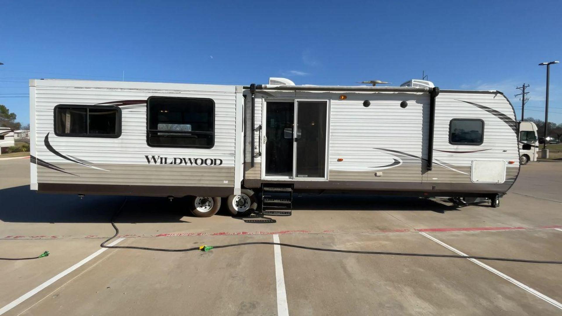 2014 WHITE FOREST RIVER WILDWOOD 37REDS (4X4TWDN28EM) , Length: 38.58 ft. | Dry Weight: 8,250 lbs. | Slides: 2 transmission, located at 4319 N Main St, Cleburne, TX, 76033, (817) 678-5133, 32.385960, -97.391212 - This 2014 Forest River Wildwood 37Reds travel trailer has 38.58 feet and 11.17 ft in height. It has a dry weight of 8,250 lbs with a payload of 2,775 lbs and a hitch weight of 925 lbs. This travel trailer is perfect for full-time living! Its exterior is painted white with hints of brown. This trave - Photo#2