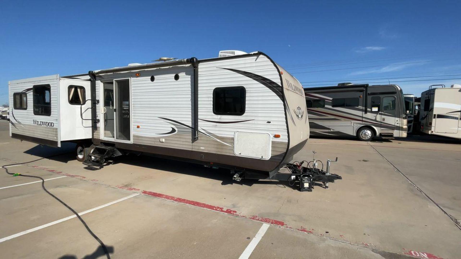 2014 WHITE FOREST RIVER WILDWOOD 37REDS (4X4TWDN28EM) , Length: 38.58 ft. | Dry Weight: 8,250 lbs. | Slides: 2 transmission, located at 4319 N Main St, Cleburne, TX, 76033, (817) 678-5133, 32.385960, -97.391212 - This 2014 Forest River Wildwood 37Reds travel trailer has 38.58 feet and 11.17 ft in height. It has a dry weight of 8,250 lbs with a payload of 2,775 lbs and a hitch weight of 925 lbs. This travel trailer is perfect for full-time living! Its exterior is painted white with hints of brown. This trave - Photo#3