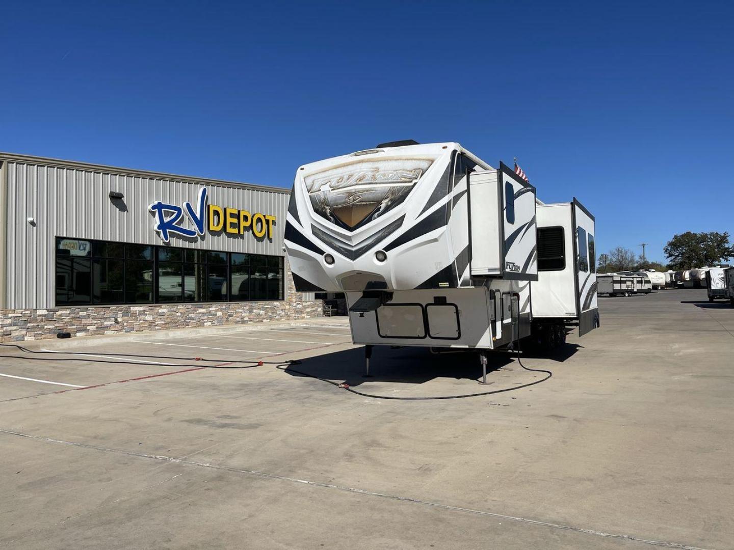 2014 WHITE FUZION FZ390 - (4YDF3903XEF) , Length: 43.08 ft. | Dry Weight: 15,185 lbs. | Gross Weight: 18,000 lbs. | Slides: 3 transmission, located at 4319 N Main St, Cleburne, TX, 76033, (817) 678-5133, 32.385960, -97.391212 - Photo#0