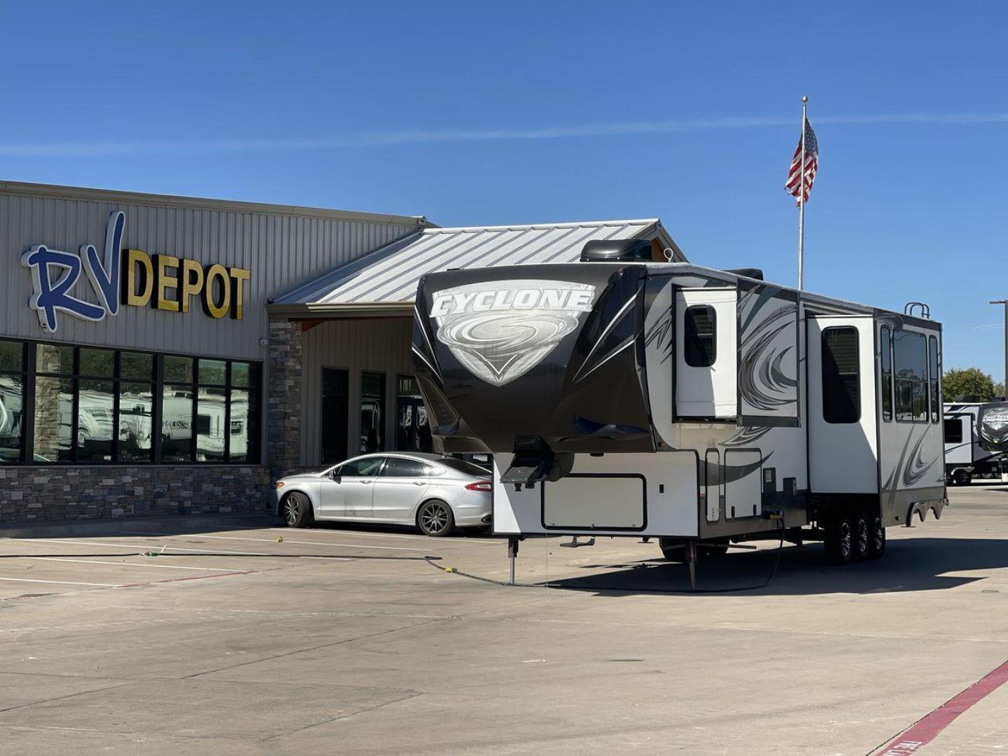 2014 HEARTLAND CYCLONE 4100 (5SFCG4330EE) , located at 4319 N Main St, Cleburne, TX, 76033, (817) 678-5133, 32.385960, -97.391212 - Photo#0