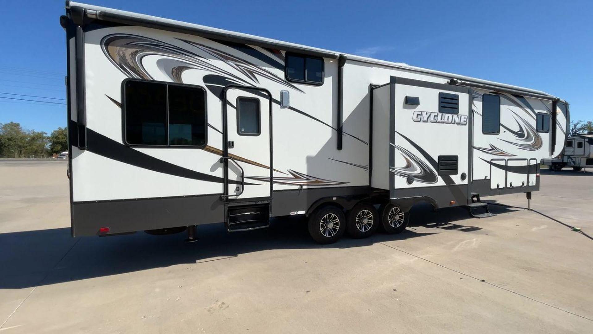 2014 HEARTLAND CYCLONE 4100 (5SFCG4330EE) , located at 4319 N Main St, Cleburne, TX, 76033, (817) 678-5133, 32.385960, -97.391212 - Photo#1