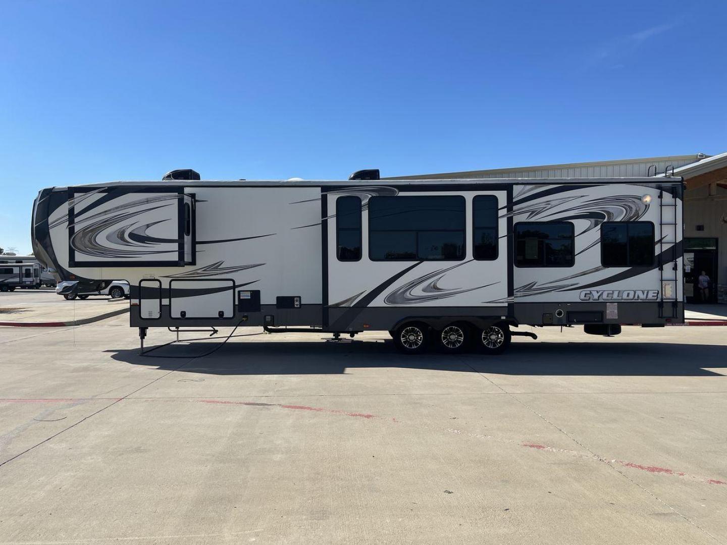 2014 HEARTLAND CYCLONE 4100 (5SFCG4330EE) , located at 4319 N Main St, Cleburne, TX, 76033, (817) 678-5133, 32.385960, -97.391212 - Photo#23