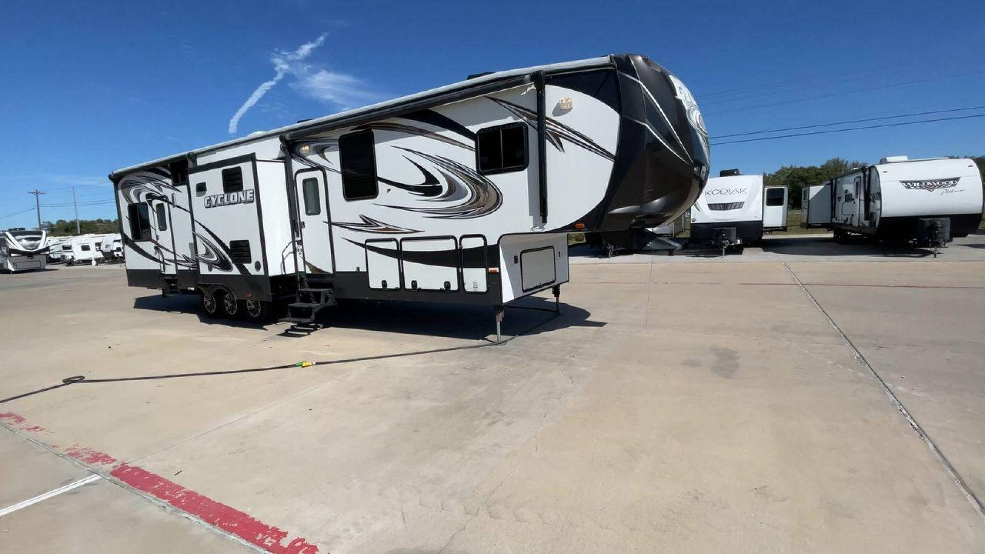 2014 HEARTLAND CYCLONE 4100 (5SFCG4330EE) , located at 4319 N Main St, Cleburne, TX, 76033, (817) 678-5133, 32.385960, -97.391212 - Photo#3