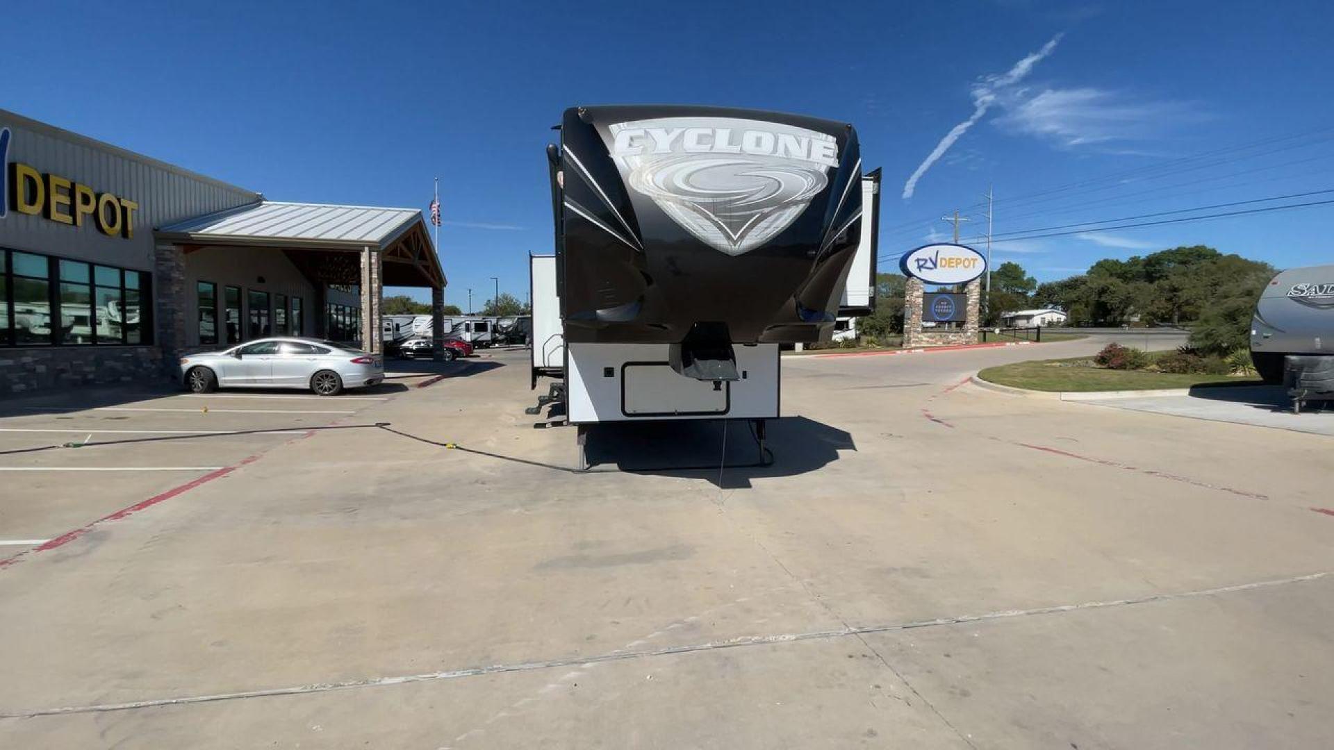 2014 HEARTLAND CYCLONE 4100 (5SFCG4330EE) , located at 4319 N Main St, Cleburne, TX, 76033, (817) 678-5133, 32.385960, -97.391212 - Photo#4