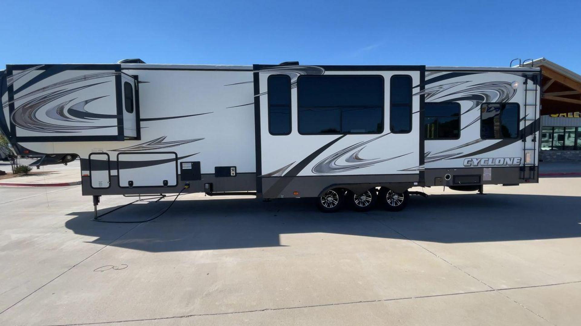 2014 HEARTLAND CYCLONE 4100 (5SFCG4330EE) , located at 4319 N Main St, Cleburne, TX, 76033, (817) 678-5133, 32.385960, -97.391212 - Photo#6