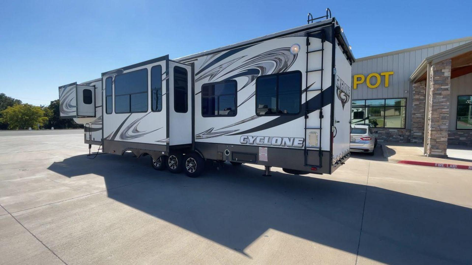 2014 HEARTLAND CYCLONE 4100 (5SFCG4330EE) , located at 4319 N Main St, Cleburne, TX, 76033, (817) 678-5133, 32.385960, -97.391212 - Photo#7