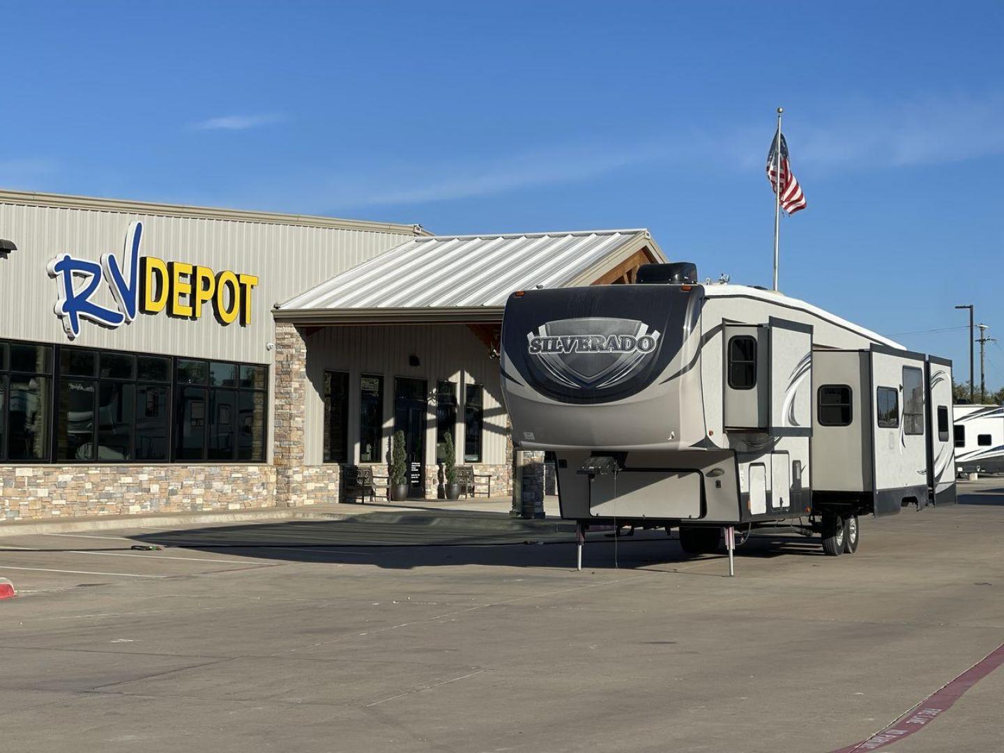 2014 HEARTLAND SILVERADO 37QB (5SFBG412XEE) , Length: 41.6 ft. | Dry Weight: 11,660 lbs. | Gross Weight: 15,000 lbs. | Slides: 4 transmission, located at 4319 N Main St, Cleburne, TX, 76033, (817) 678-5133, 32.385960, -97.391212 - Photo#0