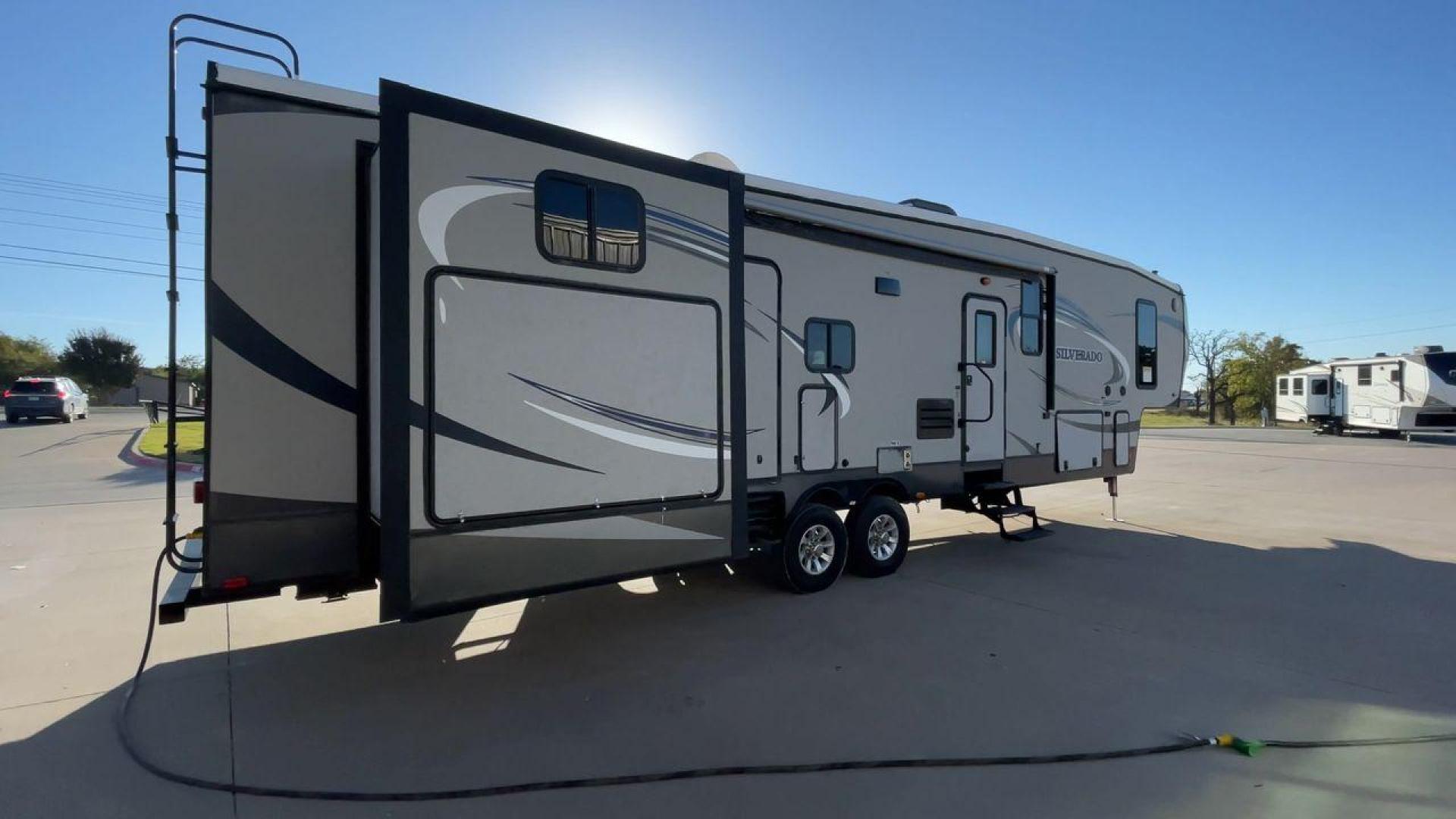 2014 HEARTLAND SILVERADO 37QB (5SFBG412XEE) , Length: 41.6 ft. | Dry Weight: 11,660 lbs. | Gross Weight: 15,000 lbs. | Slides: 4 transmission, located at 4319 N Main St, Cleburne, TX, 76033, (817) 678-5133, 32.385960, -97.391212 - Photo#1