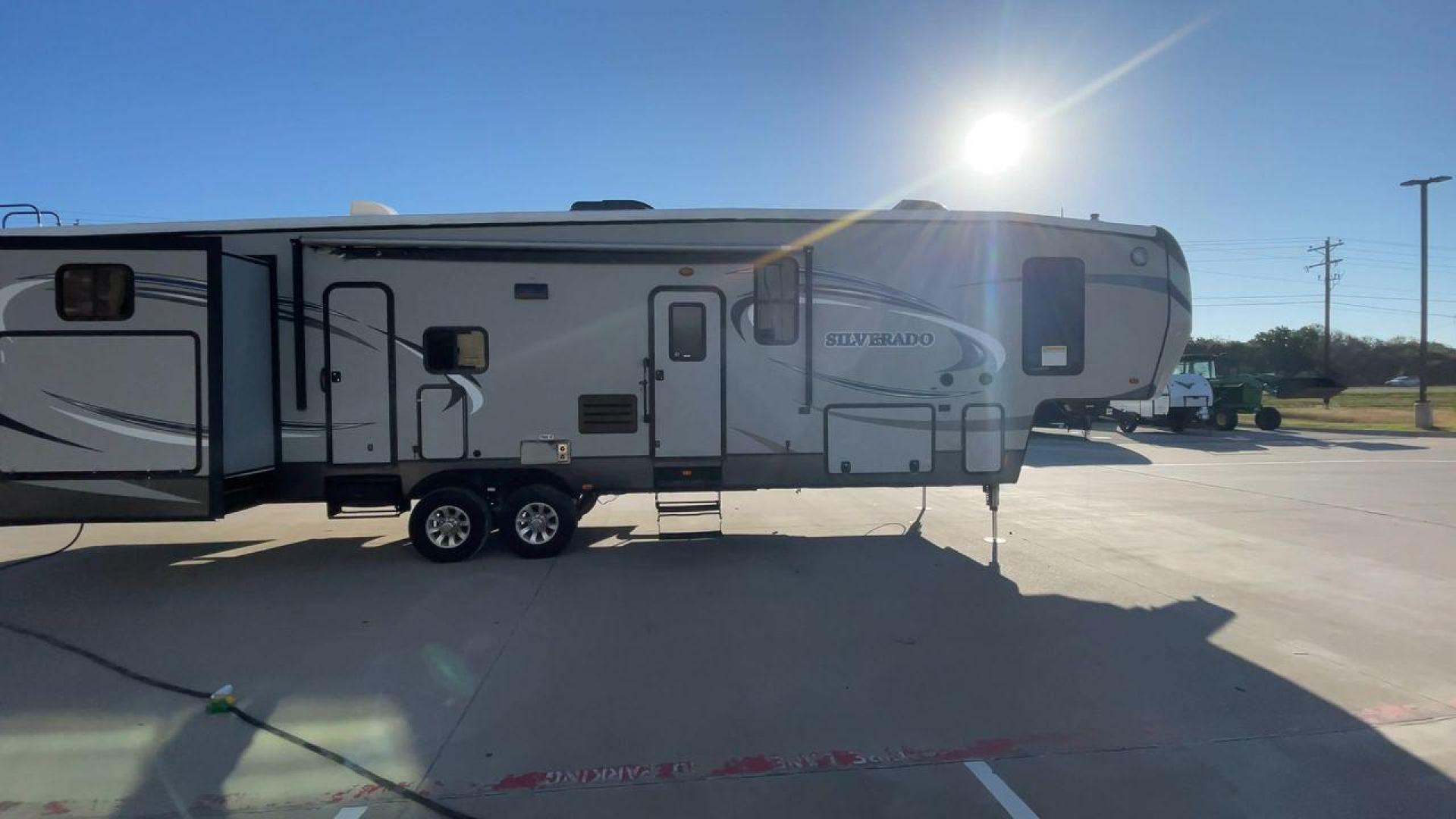 2014 HEARTLAND SILVERADO 37QB (5SFBG412XEE) , Length: 41.6 ft. | Dry Weight: 11,660 lbs. | Gross Weight: 15,000 lbs. | Slides: 4 transmission, located at 4319 N Main St, Cleburne, TX, 76033, (817) 678-5133, 32.385960, -97.391212 - Photo#2