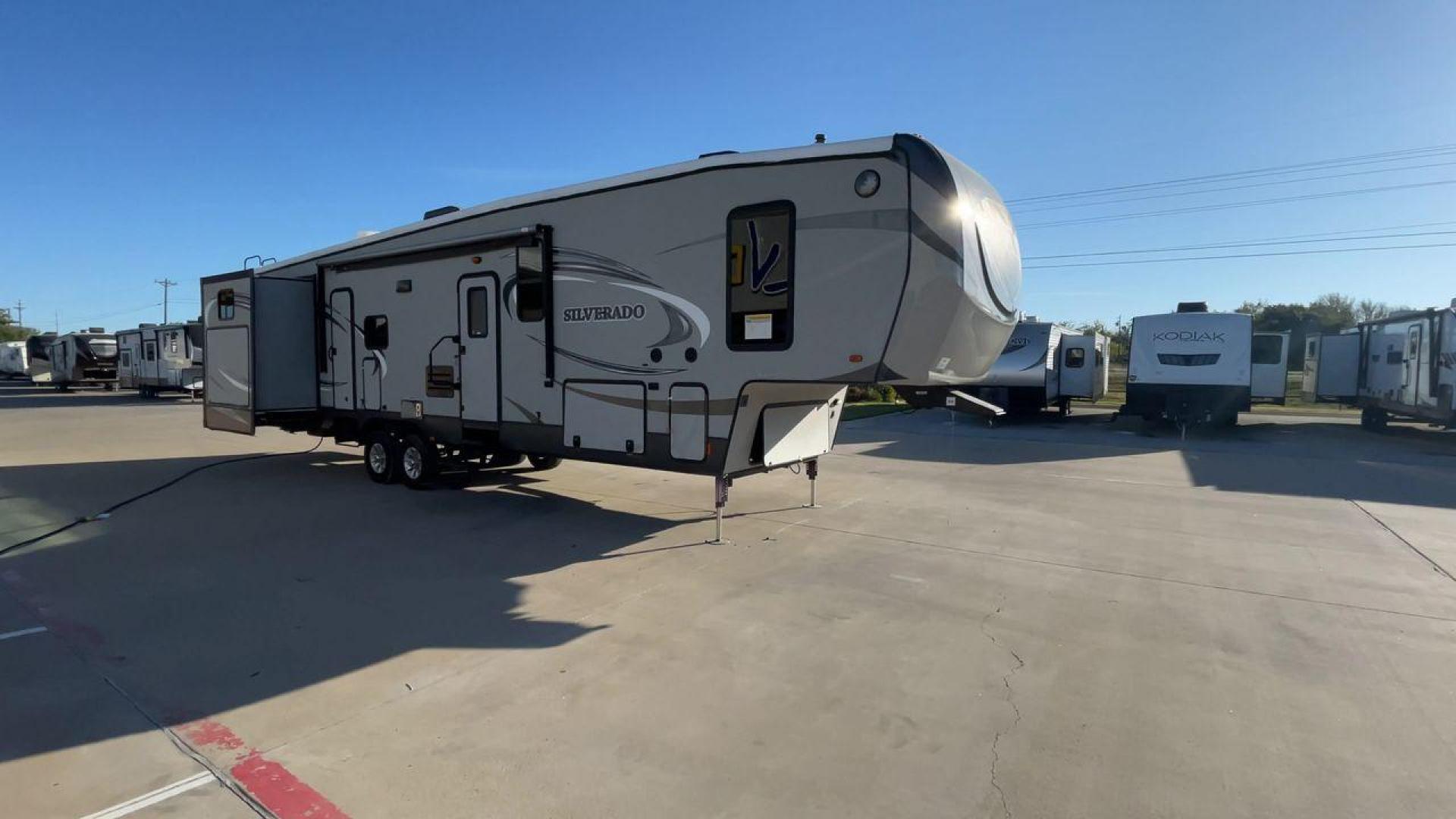 2014 HEARTLAND SILVERADO 37QB (5SFBG412XEE) , Length: 41.6 ft. | Dry Weight: 11,660 lbs. | Gross Weight: 15,000 lbs. | Slides: 4 transmission, located at 4319 N Main St, Cleburne, TX, 76033, (817) 678-5133, 32.385960, -97.391212 - Photo#3