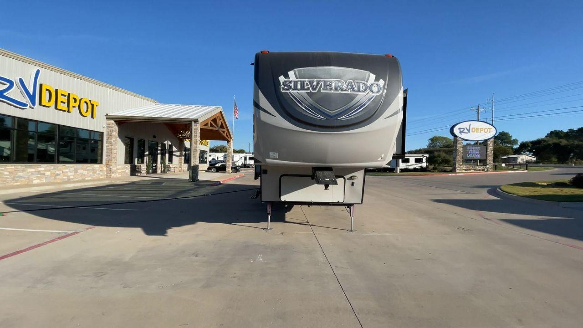 2014 HEARTLAND SILVERADO 37QB (5SFBG412XEE) , Length: 41.6 ft. | Dry Weight: 11,660 lbs. | Gross Weight: 15,000 lbs. | Slides: 4 transmission, located at 4319 N Main St, Cleburne, TX, 76033, (817) 678-5133, 32.385960, -97.391212 - Photo#4