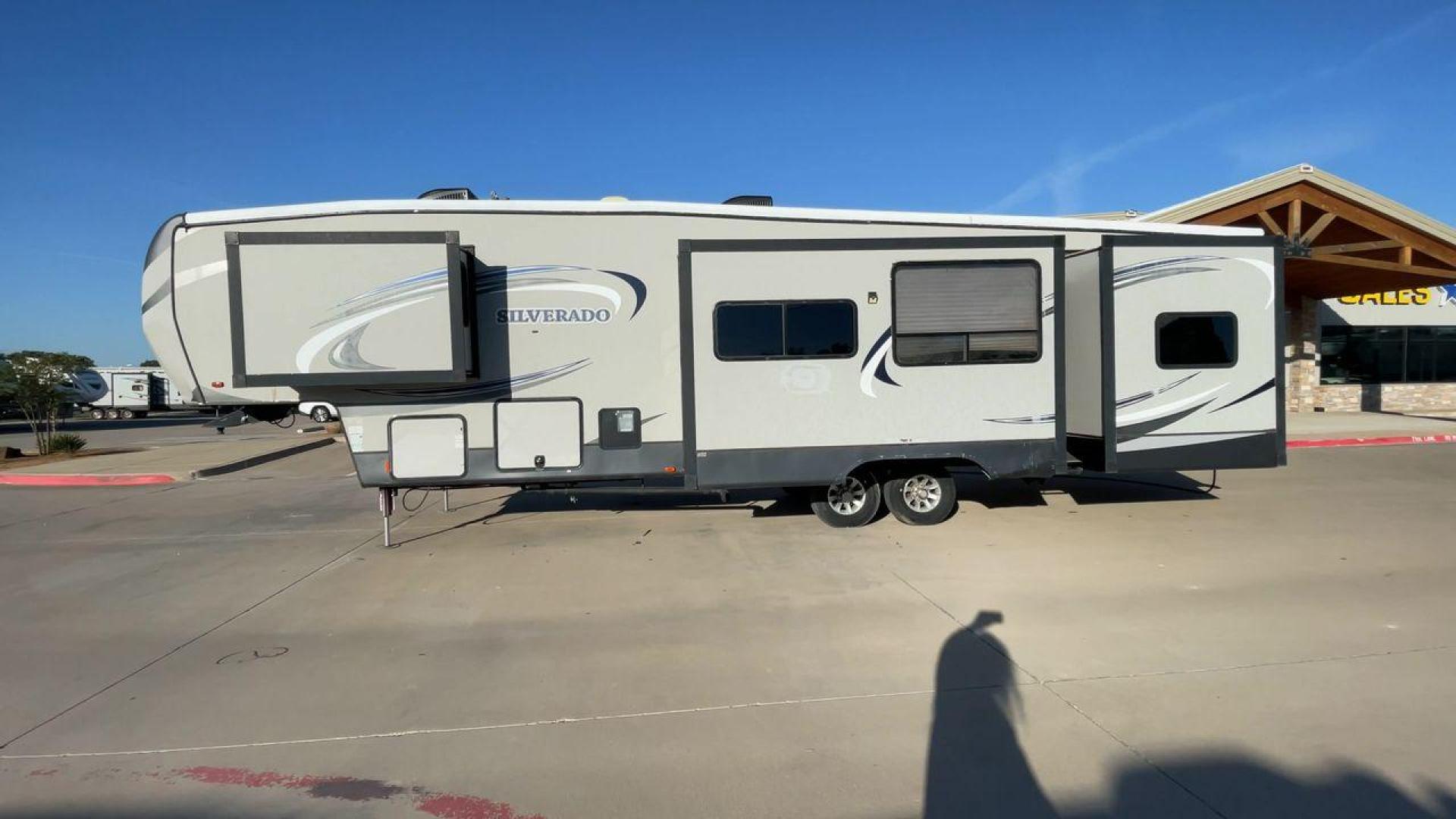 2014 HEARTLAND SILVERADO 37QB (5SFBG412XEE) , Length: 41.6 ft. | Dry Weight: 11,660 lbs. | Gross Weight: 15,000 lbs. | Slides: 4 transmission, located at 4319 N Main St, Cleburne, TX, 76033, (817) 678-5133, 32.385960, -97.391212 - Photo#6