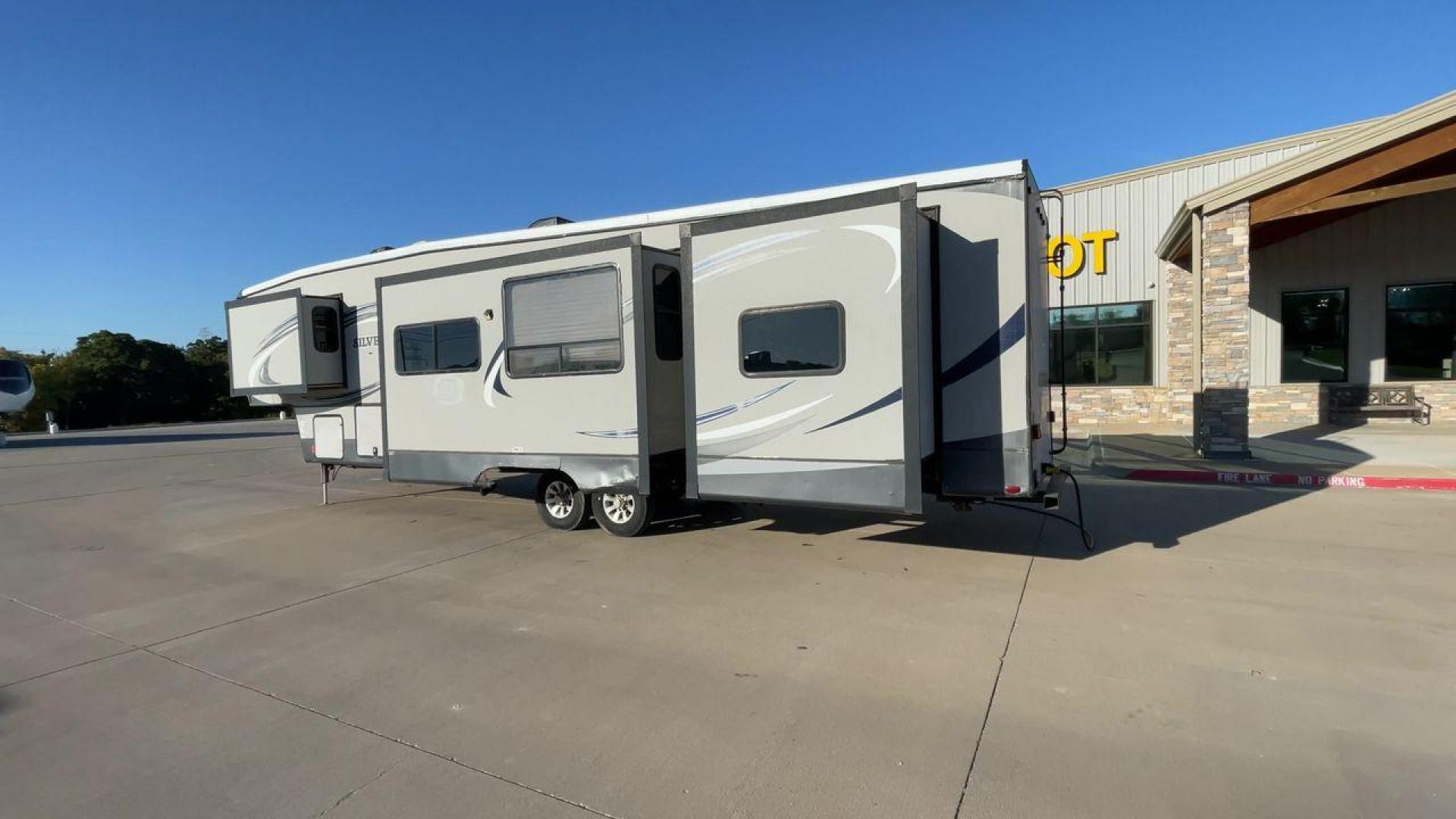 2014 HEARTLAND SILVERADO 37QB (5SFBG412XEE) , Length: 41.6 ft. | Dry Weight: 11,660 lbs. | Gross Weight: 15,000 lbs. | Slides: 4 transmission, located at 4319 N Main St, Cleburne, TX, 76033, (817) 678-5133, 32.385960, -97.391212 - Photo#7