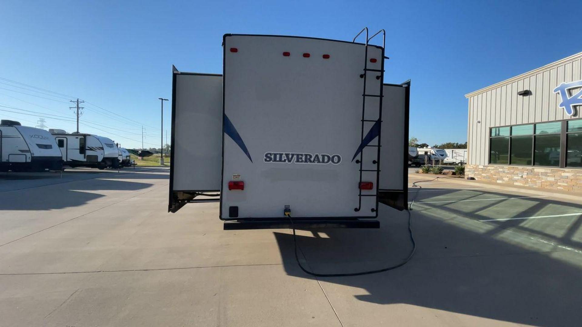 2014 HEARTLAND SILVERADO 37QB (5SFBG412XEE) , Length: 41.6 ft. | Dry Weight: 11,660 lbs. | Gross Weight: 15,000 lbs. | Slides: 4 transmission, located at 4319 N Main St, Cleburne, TX, 76033, (817) 678-5133, 32.385960, -97.391212 - Photo#8