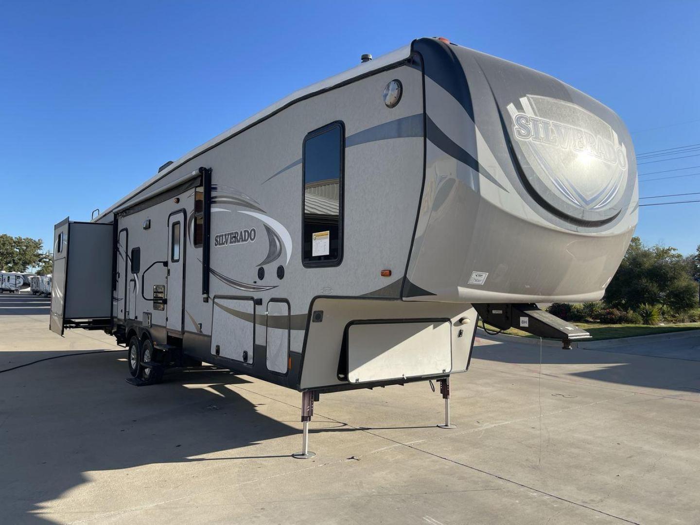 2014 HEARTLAND SILVERADO 37QB (5SFBG412XEE) , Length: 41.6 ft. | Dry Weight: 11,660 lbs. | Gross Weight: 15,000 lbs. | Slides: 4 transmission, located at 4319 N Main St, Cleburne, TX, 76033, (817) 678-5133, 32.385960, -97.391212 - Photo#22