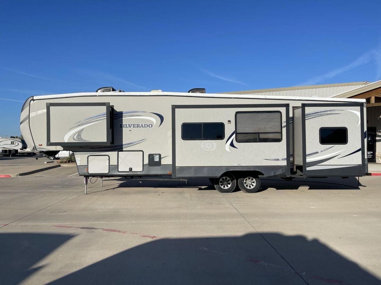 2014 HEARTLAND SILVERADO 37QB (5SFBG412XEE) , Length: 41.6 ft. | Dry Weight: 11,660 lbs. | Gross Weight: 15,000 lbs. | Slides: 4 transmission, located at 4319 N Main St, Cleburne, TX, 76033, (817) 678-5133, 32.385960, -97.391212 - Photo#23