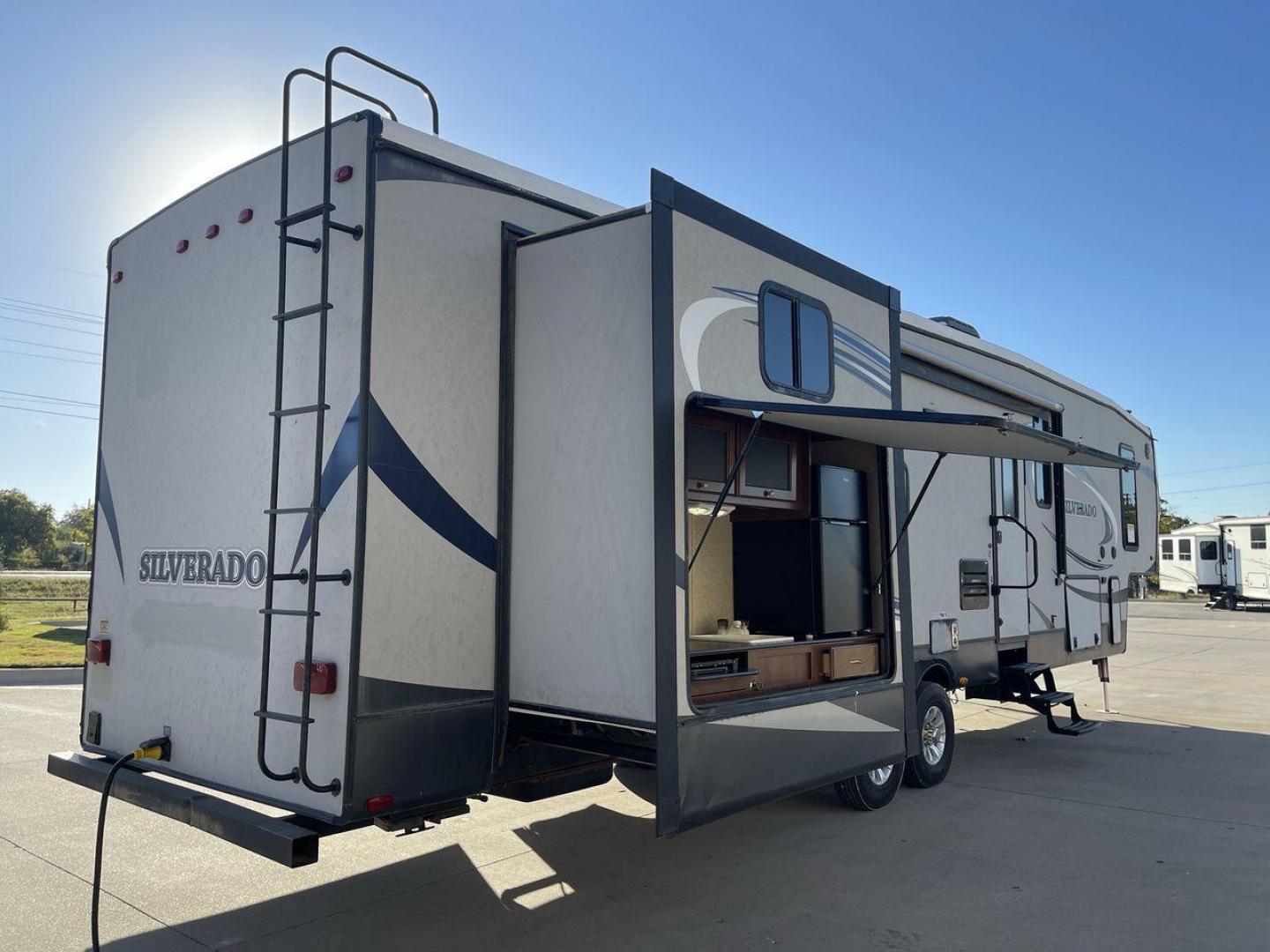 2014 HEARTLAND SILVERADO 37QB (5SFBG412XEE) , Length: 41.6 ft. | Dry Weight: 11,660 lbs. | Gross Weight: 15,000 lbs. | Slides: 4 transmission, located at 4319 N Main St, Cleburne, TX, 76033, (817) 678-5133, 32.385960, -97.391212 - Photo#24