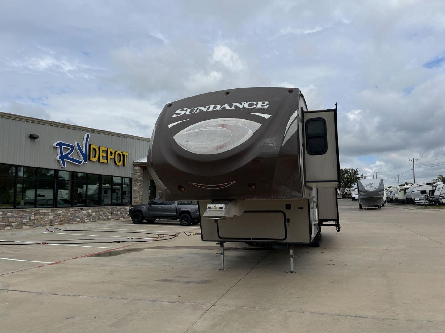 2014 TAN HEARTLAND SUNDANCE 3310MKS (5SFSG3725EE) , Length: 37.2 ft | Dry Weight: 10,820 lbs. | Gross Weight: 13,800 lbs | Slides: 3 transmission, located at 4319 N Main St, Cleburne, TX, 76033, (817) 678-5133, 32.385960, -97.391212 - Photo#0