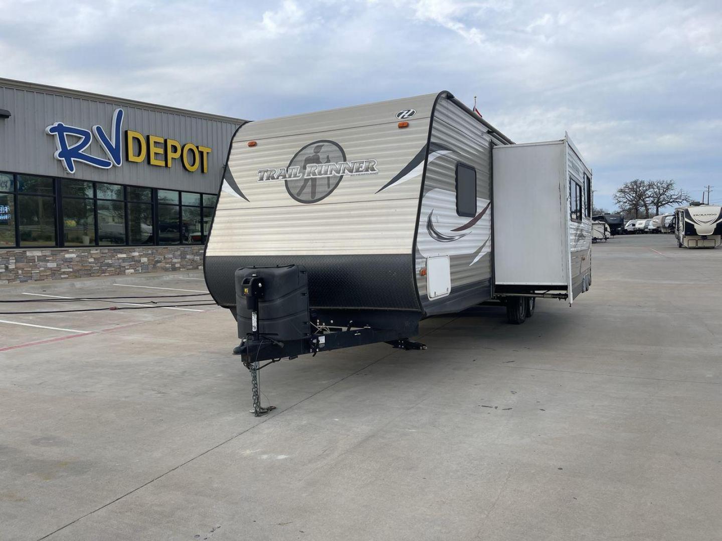 2014 GOLD HEARTLAND TRAIL RUNNER 29SLE (5SFEB322XEE) , located at 4319 N Main St, Cleburne, TX, 76033, (817) 678-5133, 32.385960, -97.391212 - Photo#0