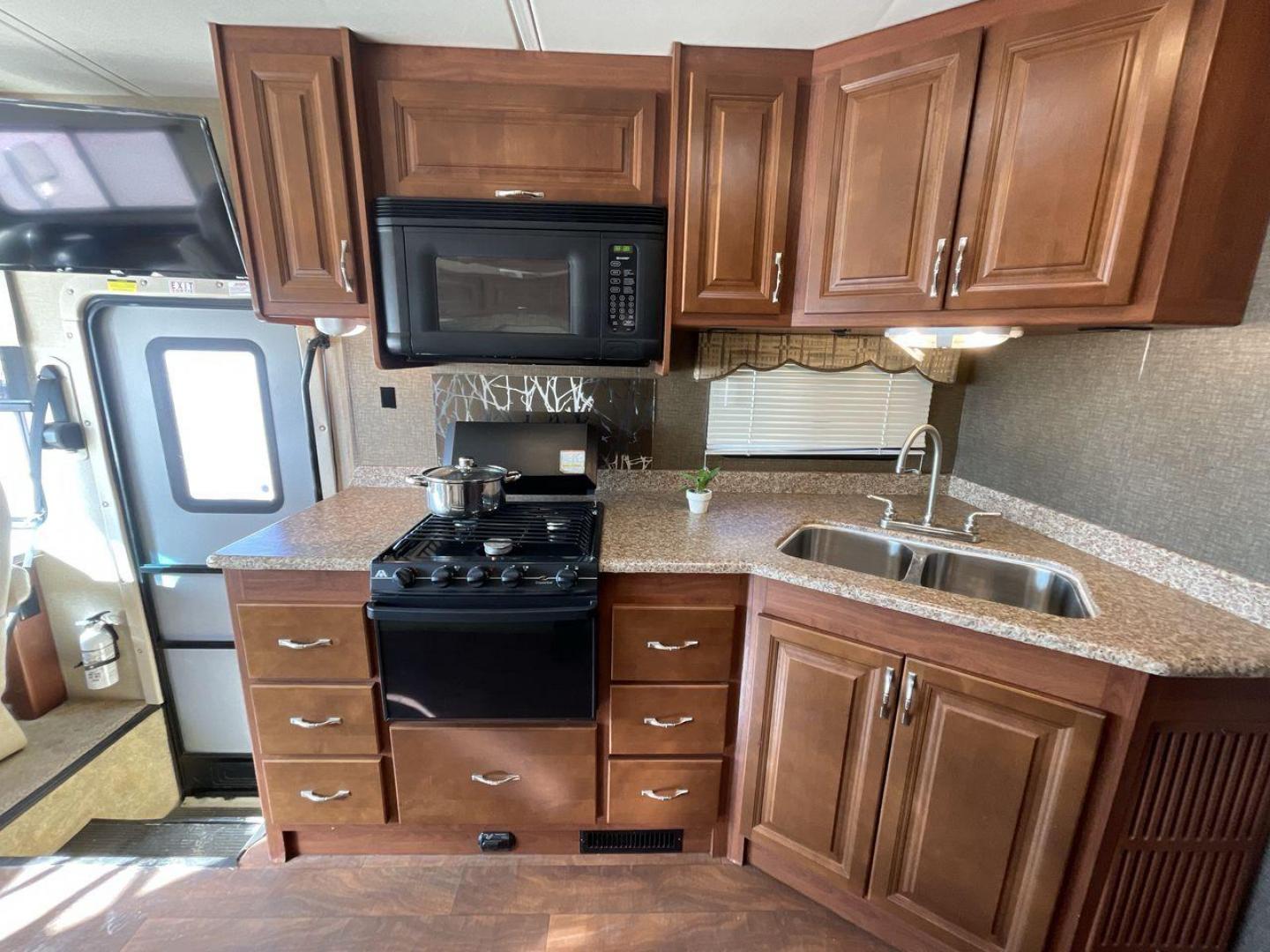 2014 BROWN HOLIDAY RAMBLER VACATIONER 33SFD - (1F66F5DY0D0) with an 6.8L V10 SOHC 30V engine, Length: 35 ft. | Slides: 2 transmission, located at 4319 N Main St, Cleburne, TX, 76033, (817) 678-5133, 32.385960, -97.391212 - The 2014 Holiday Rambler Vacationer 33SFD is a premium Class A motorhome that blends comfort and style for an unparalleled travel experience. This meticulously designed model is built on a Ford F53 chassis, powered by a robust Triton V10 engine to ensure a smooth and powerful ride. The Vacationer 33 - Photo#10