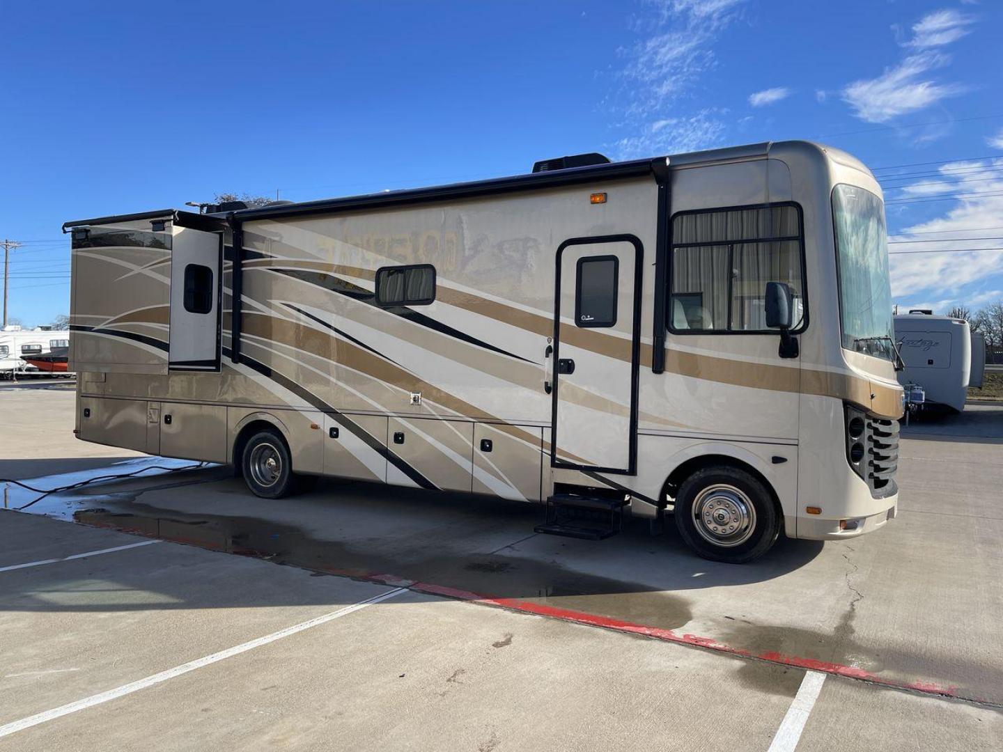 2014 BROWN HOLIDAY RAMBLER VACATIONER 33SFD - (1F66F5DY0D0) with an 6.8L V10 SOHC 30V engine, Length: 35 ft. | Slides: 2 transmission, located at 4319 N Main St, Cleburne, TX, 76033, (817) 678-5133, 32.385960, -97.391212 - The 2014 Holiday Rambler Vacationer 33SFD is a premium Class A motorhome that blends comfort and style for an unparalleled travel experience. This meticulously designed model is built on a Ford F53 chassis, powered by a robust Triton V10 engine to ensure a smooth and powerful ride. The Vacationer 33 - Photo#26