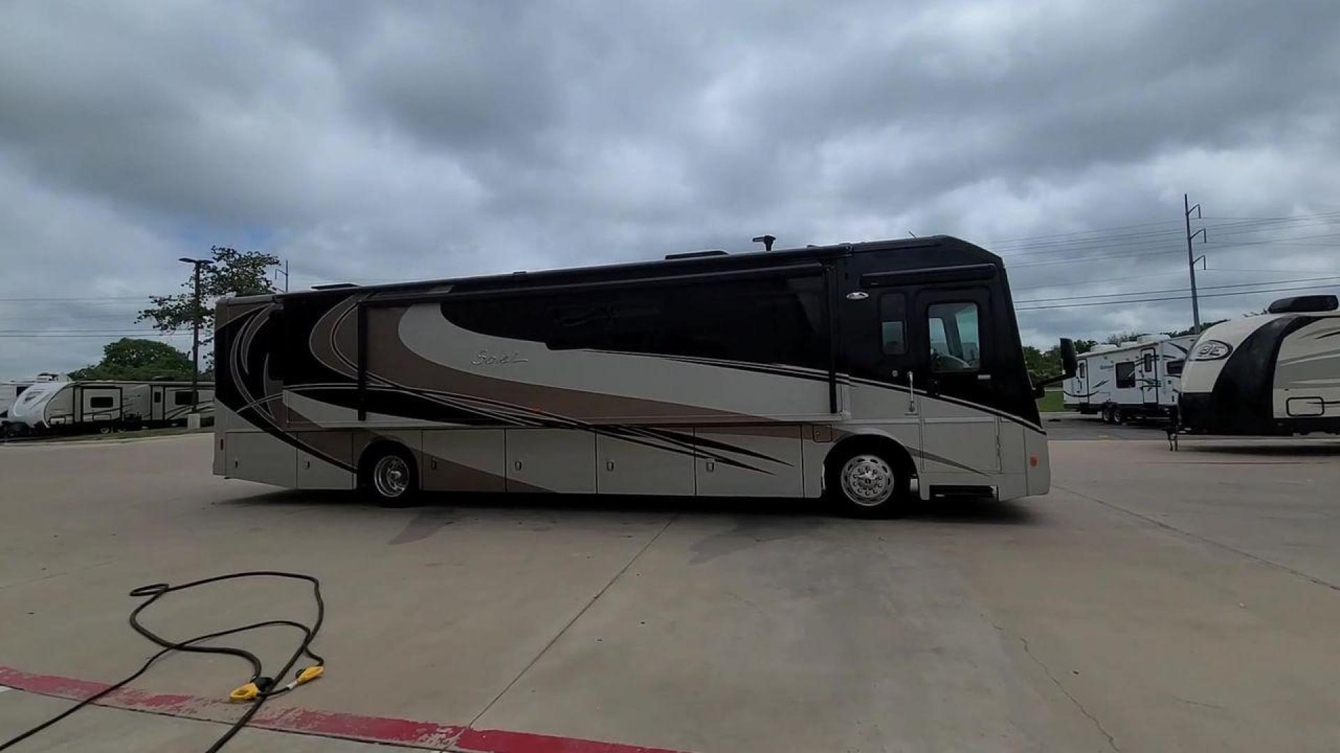 2014 ITASCA SOLEI 38R (4UZACJDT2EC) , Length: 39.8 ft. | Gross Weight: 27,910 lbs. | Slides: 2 transmission, located at 4319 N Main St, Cleburne, TX, 76033, (817) 678-5133, 32.385960, -97.391212 - The 2014 Itasca Solei 38R Motor Home is a sophisticated and spacious Class A RV designed for the ultimate road-tripping experience. Powered by a potent 300-horsepower Cummins diesel engine and built on a Freightliner XCS chassis, this motorhome ensures a smooth and powerful ride. Measuring 39 feet i - Photo#6