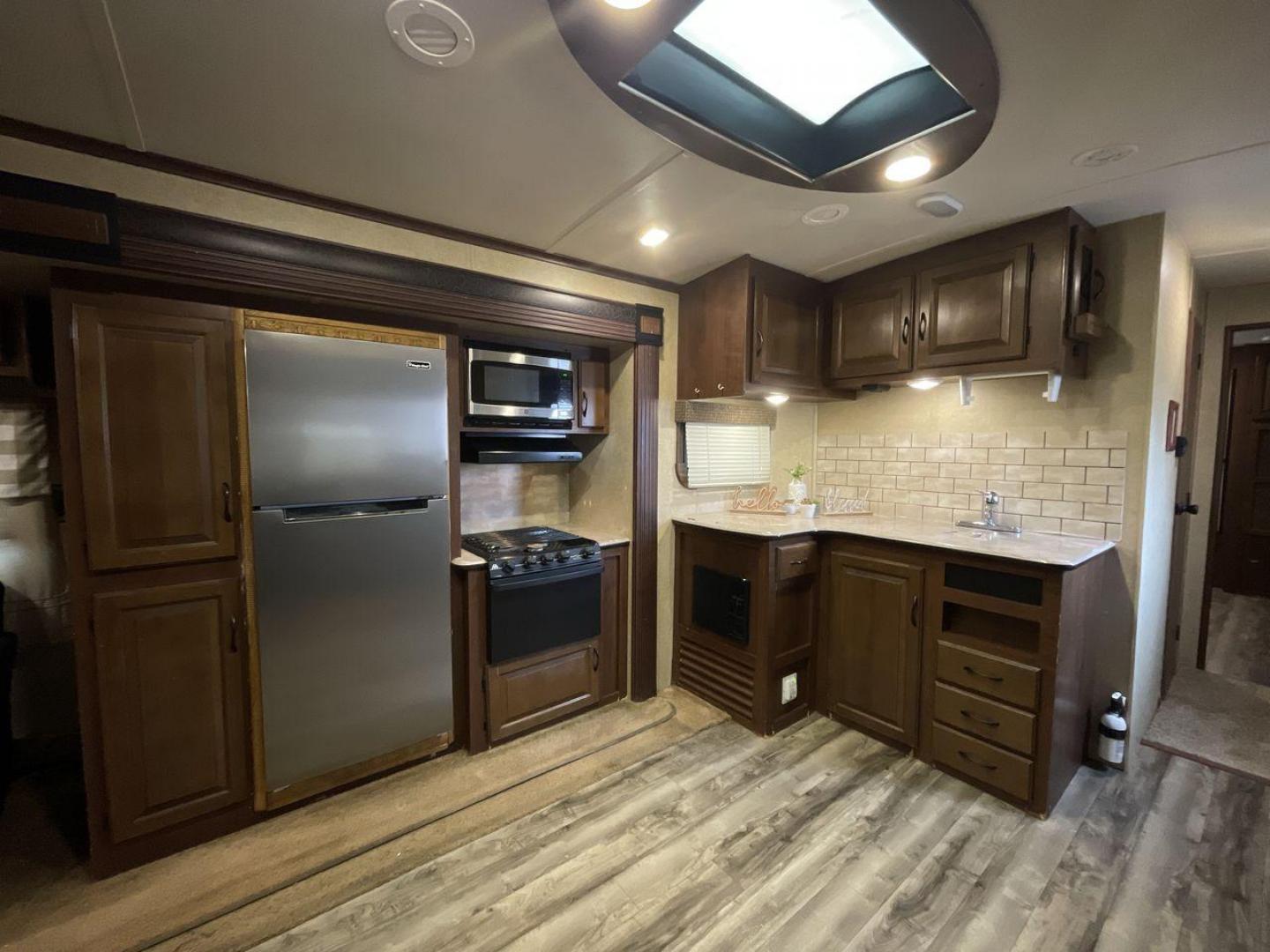 2014 BEIGE JAYCO EAGLEPREMIER 338RETS (1UJBJ0BU9E1) , Length: 39 ft. | Dry Weight: 8,590 lbs. | Gross Weight: 10,950 lbs. | Slides: 3 transmission, located at 4319 N Main St, Cleburne, TX, 76033, (817) 678-5133, 32.385960, -97.391212 - Photo#9