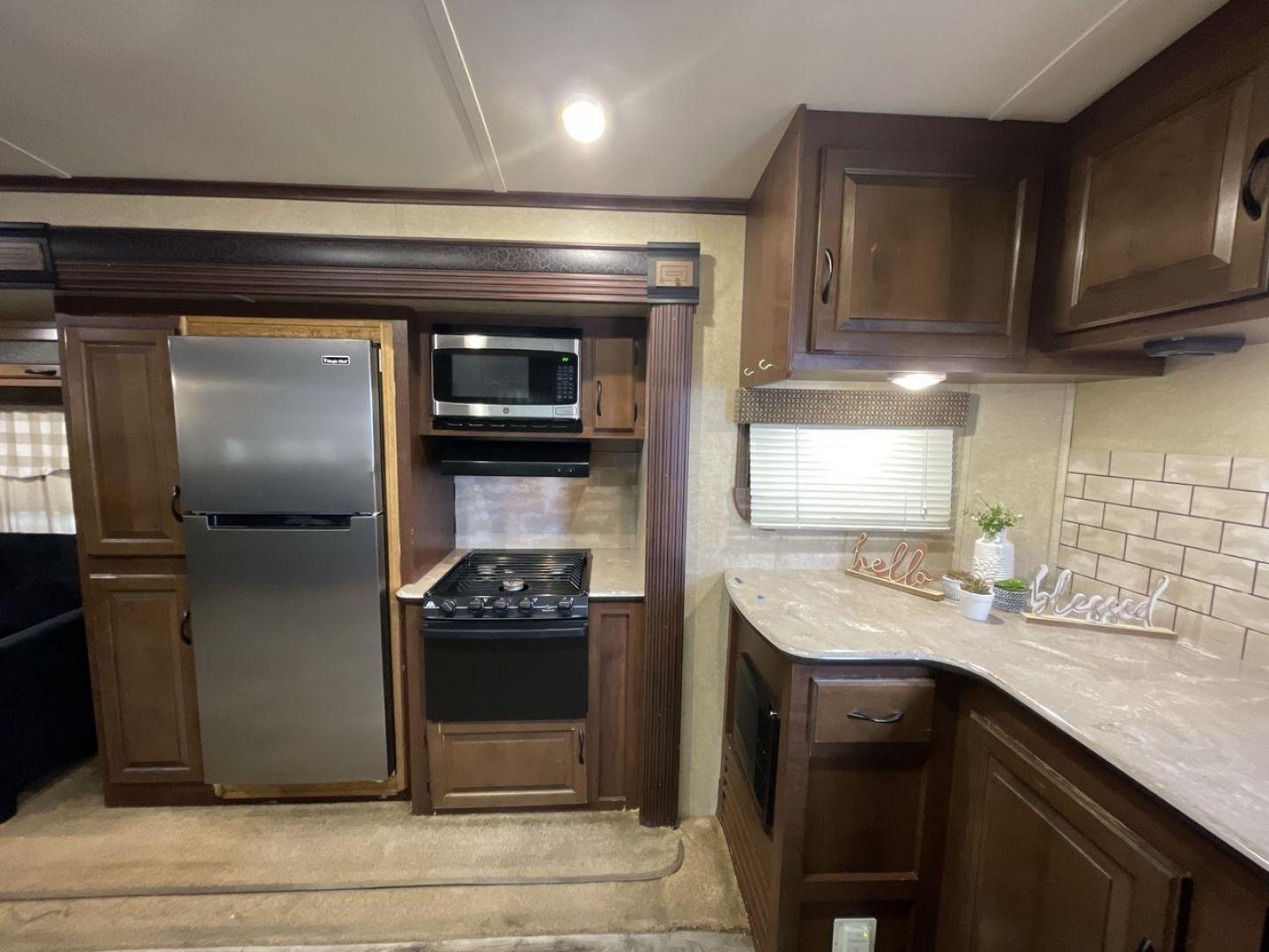 2014 BEIGE JAYCO EAGLEPREMIER 338RETS (1UJBJ0BU9E1) , Length: 39 ft. | Dry Weight: 8,590 lbs. | Gross Weight: 10,950 lbs. | Slides: 3 transmission, located at 4319 N Main St, Cleburne, TX, 76033, (817) 678-5133, 32.385960, -97.391212 - Photo#12